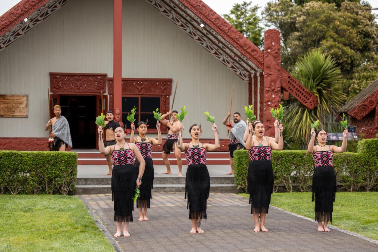 Te Puia Māori Culture & Geothermal Wonders Tour from Tauranga