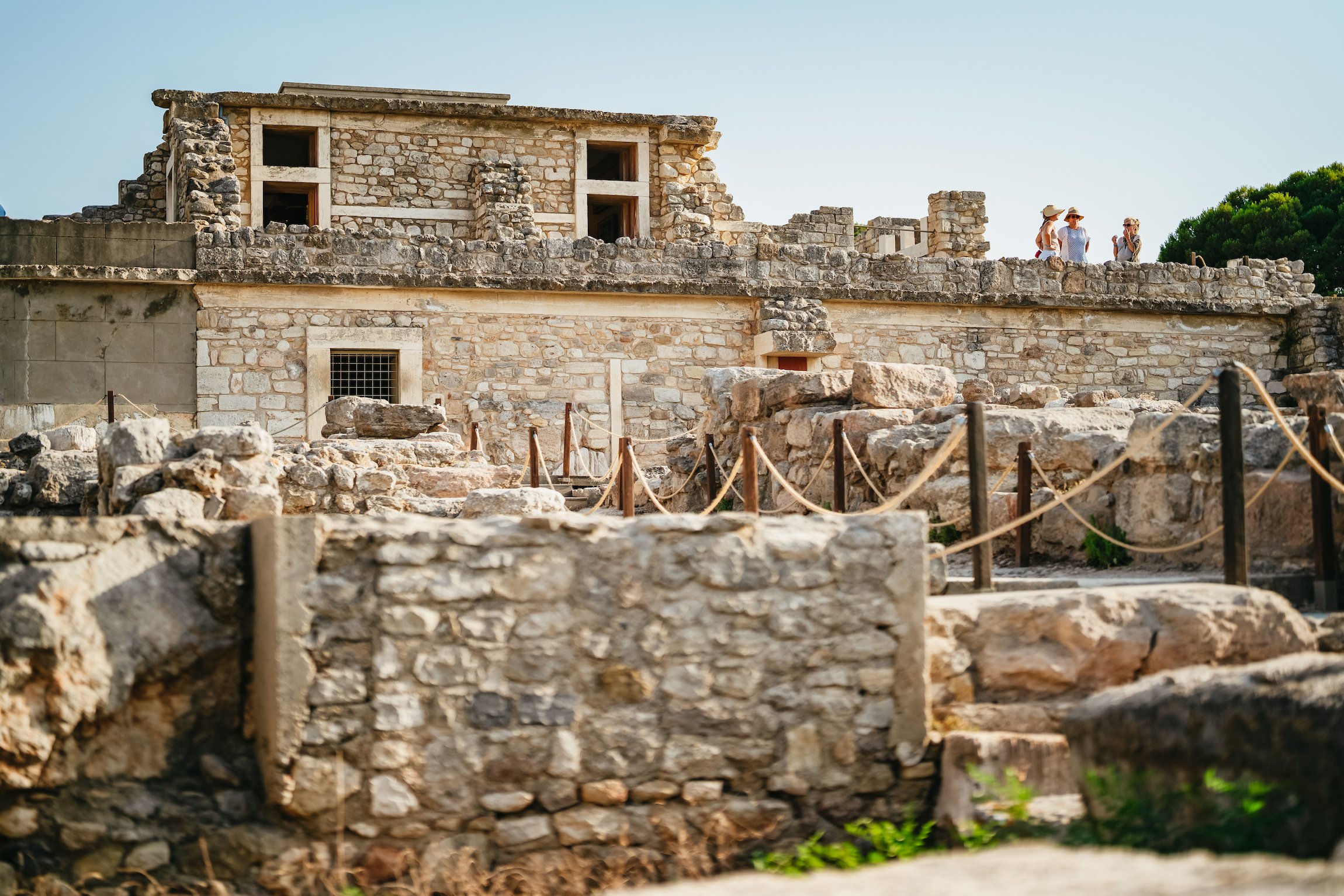 Knossos Palace guided tour Crete — Minoan throne room, grand staircase, bull-leaping frescoes, central court — image 21