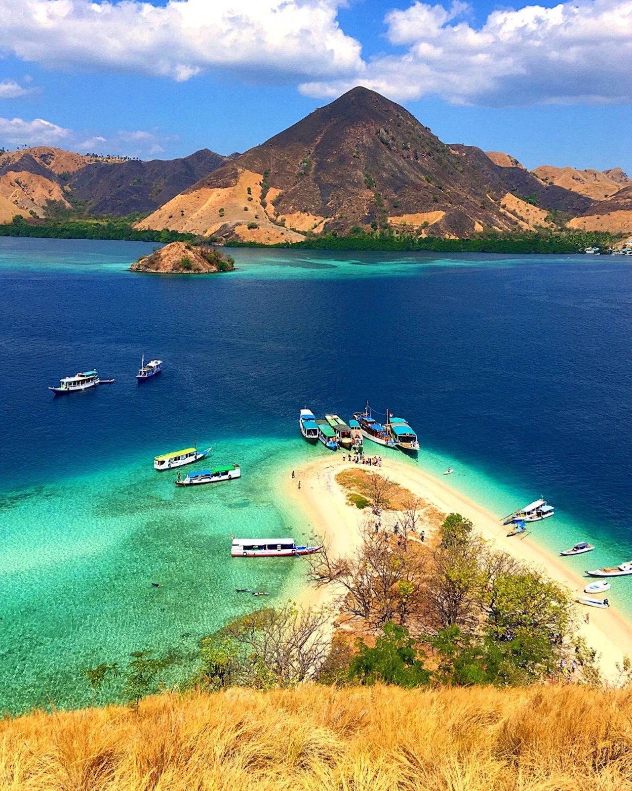 Komodo 6-Island Private Yacht Day Trip with Manta Ray Snorkeling