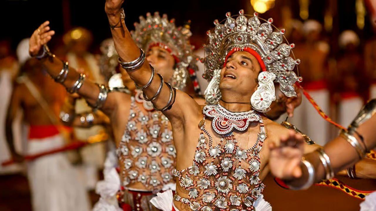 Kandy, Pinnawala & Tea Country Full-Day Excursion