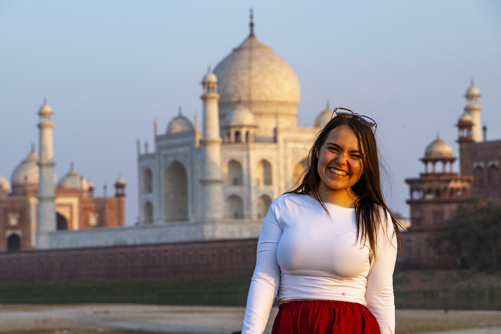 Delhi to Taj Mahal Sunrise Tour with Agra Fort & Pickup