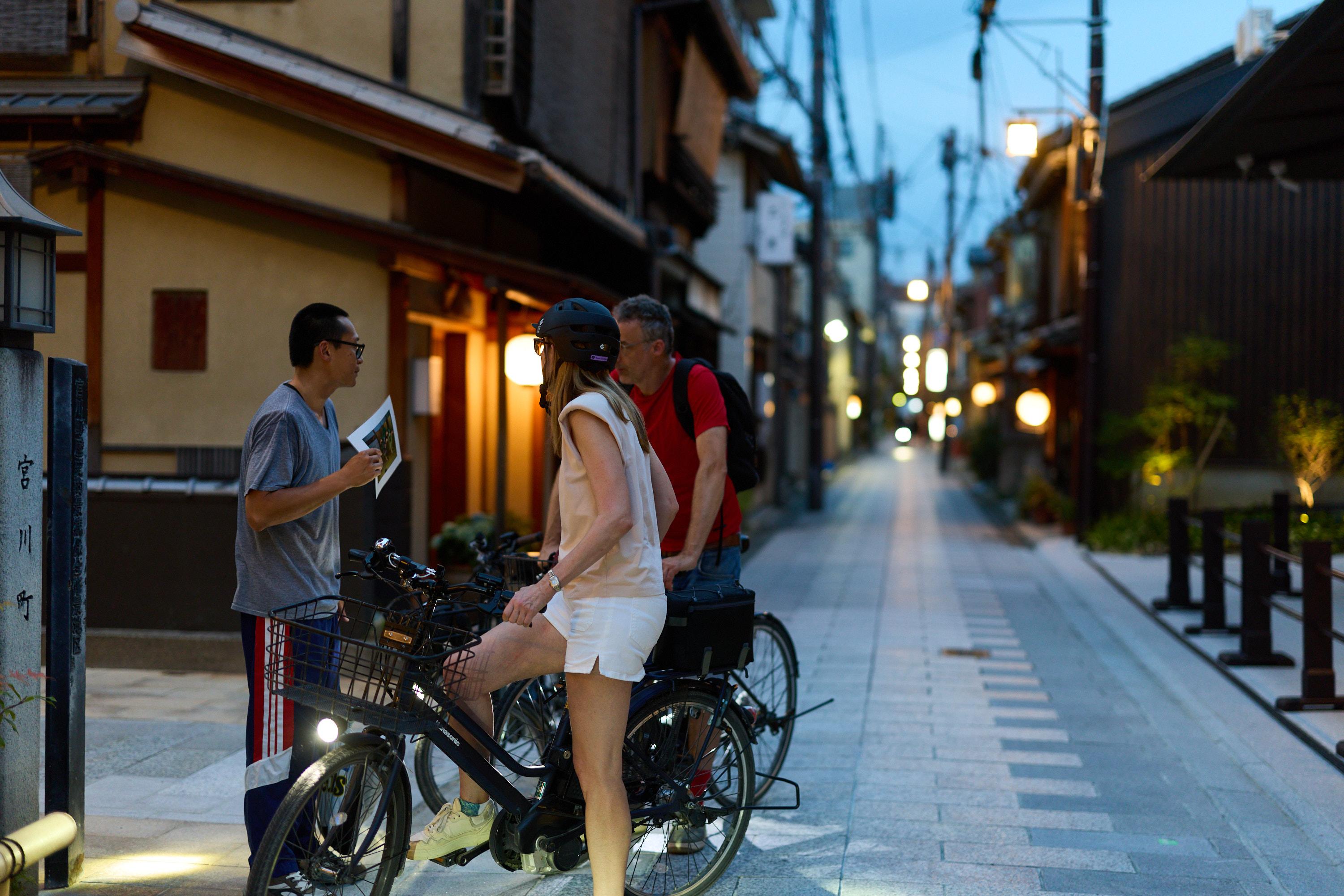 京都イブニングE-bikeツアー：裏路地とライトアップされた寺院