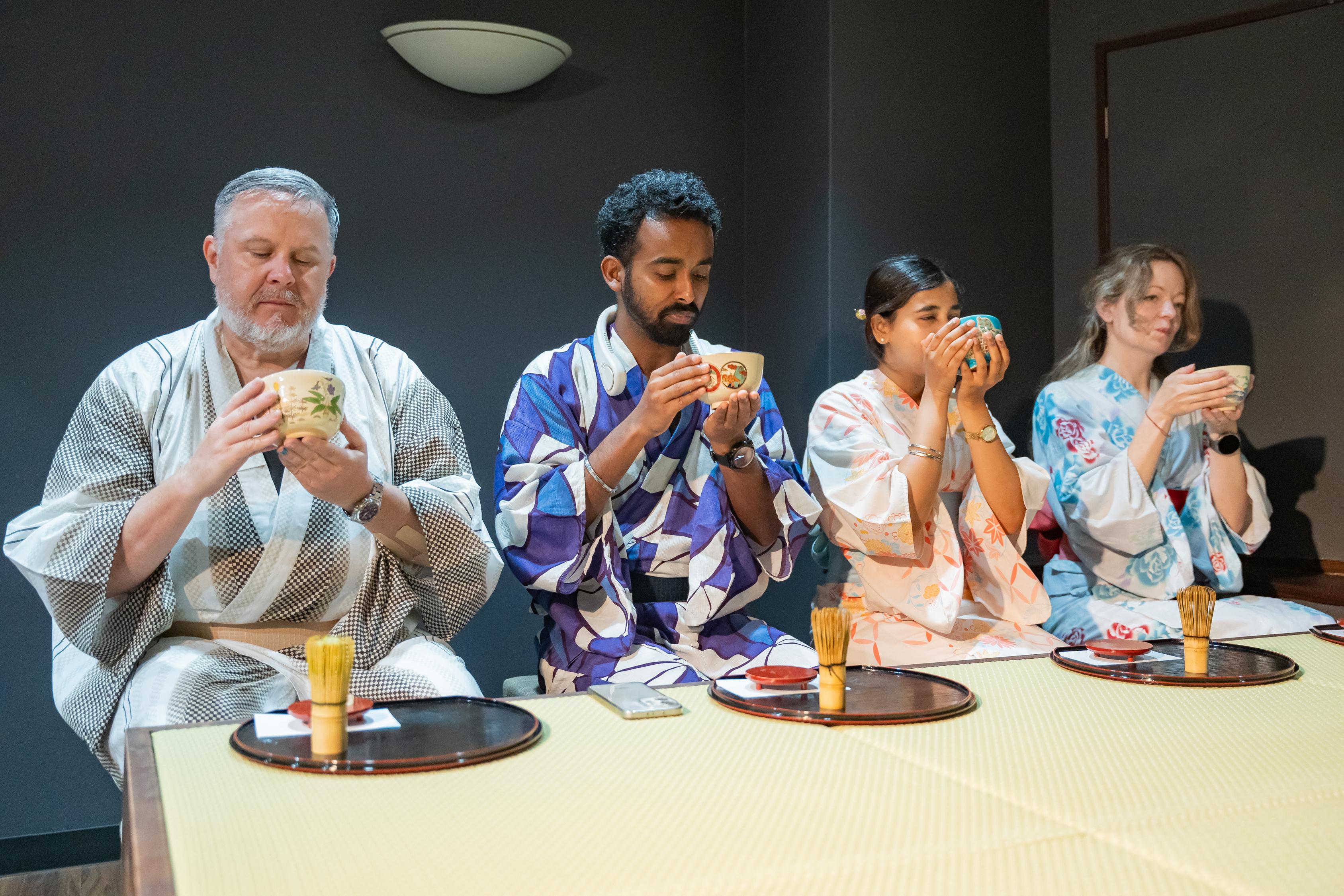 Traditionell teceremoni i Gion med matcha & lokala sötsaker
