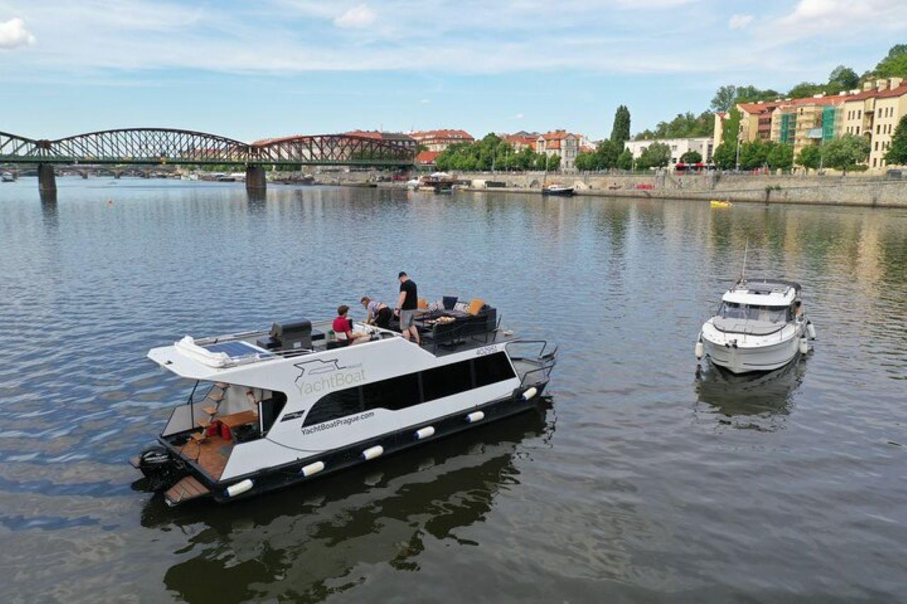 Private Vltava River Yacht Cruise with Unlimited Drinks