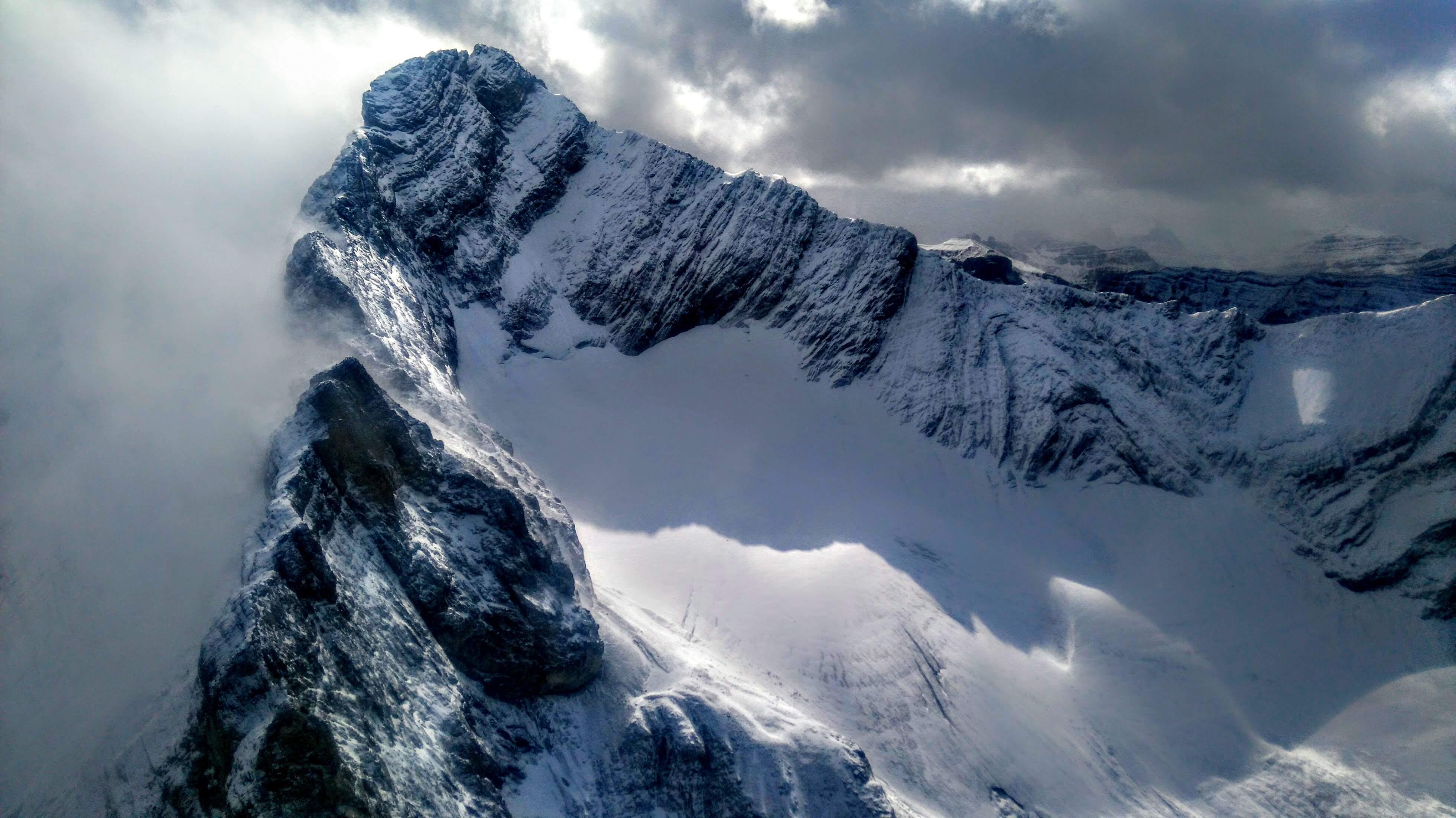 Canmore: 25-Minute Three Sisters Helicopter Tour