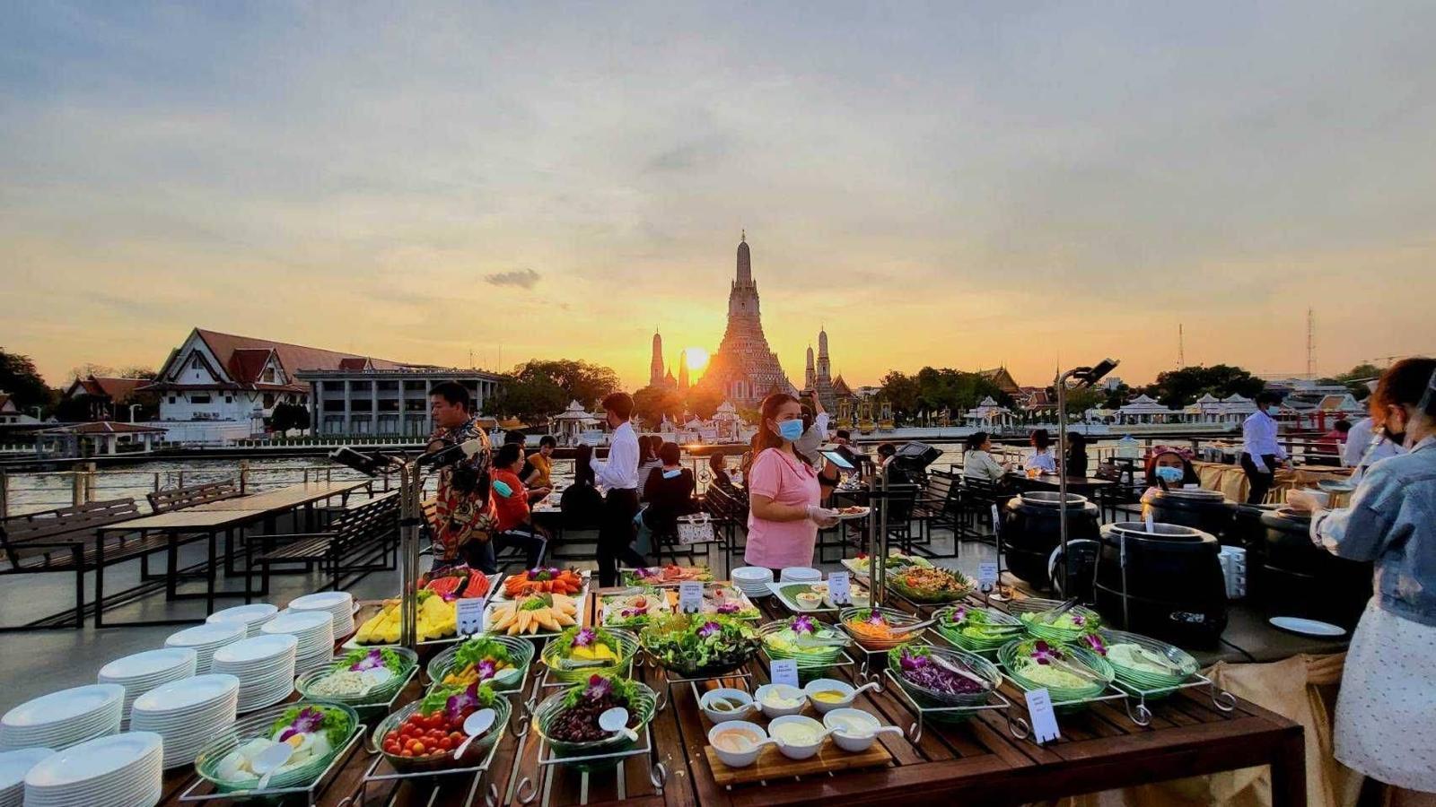 Bangkok Chao Phraya River Dinner Cruise with Unlimited Beer