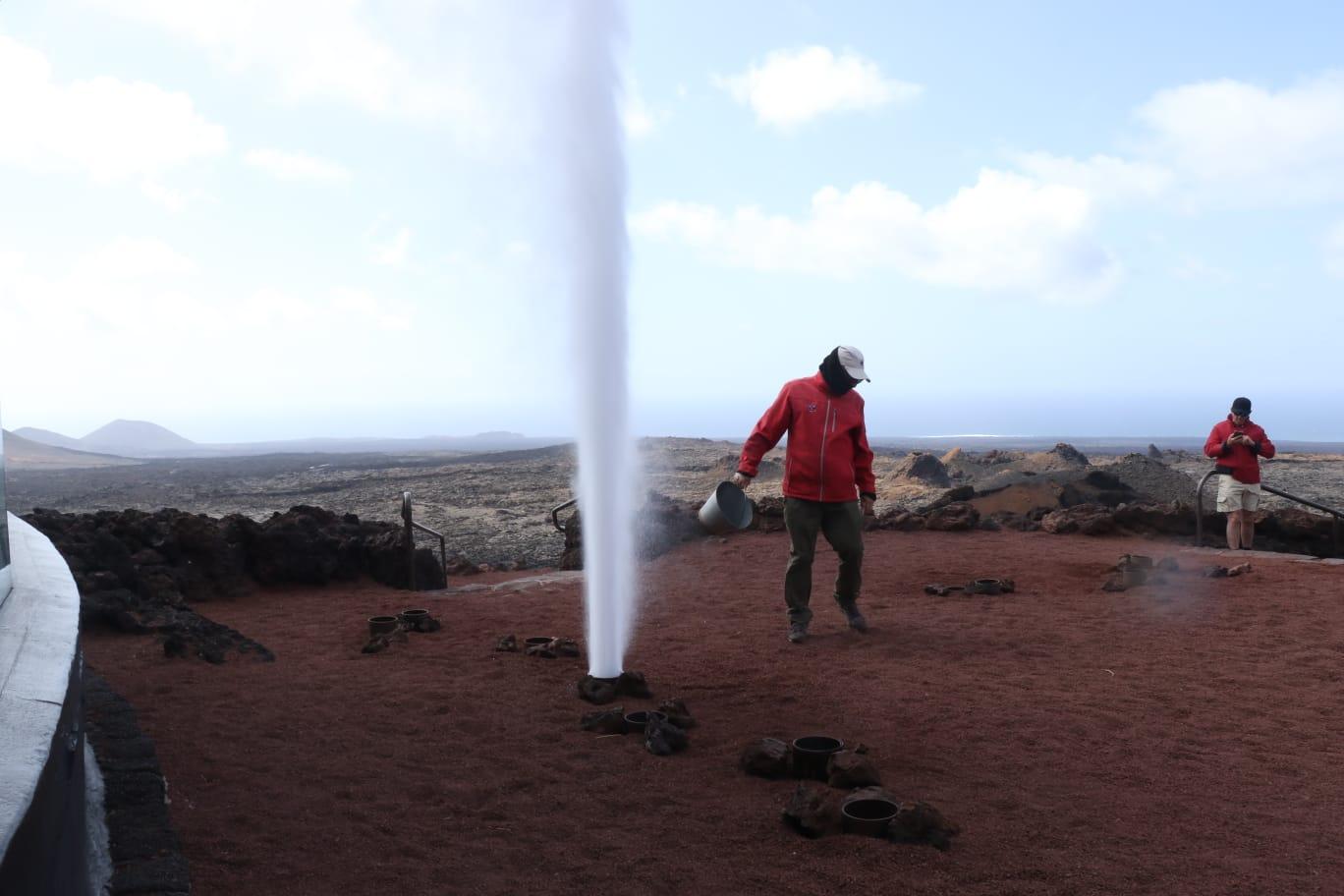 Lanzarote volcano tour to Timanfaya National Park — image 14