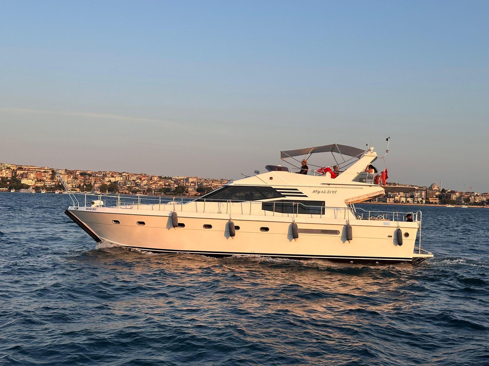 Istanbul Private Luxury Yacht Cruise on the Bosphorus with Snacks
