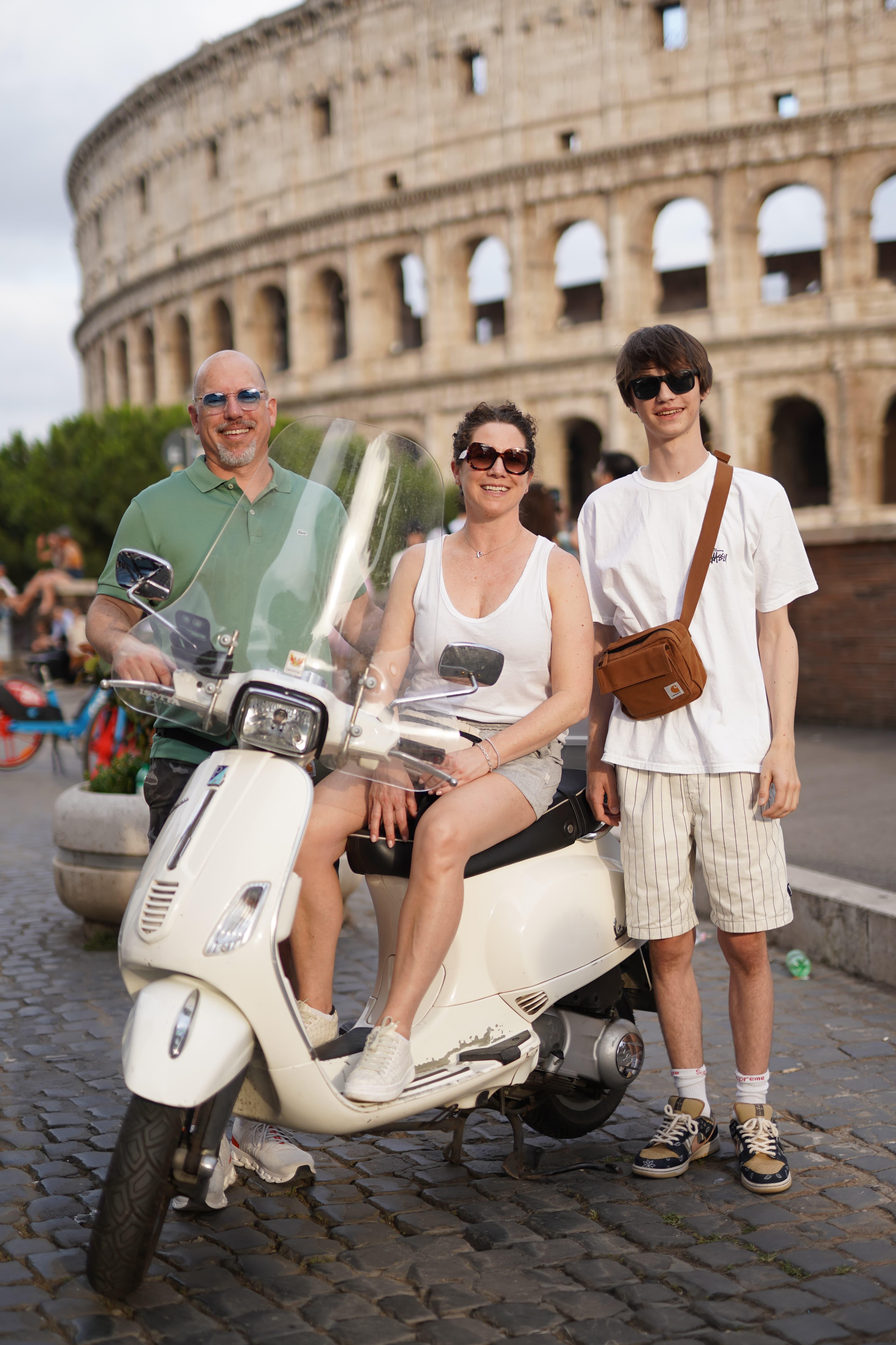 Rome vespa photo tour photoshoot passenger city backdrops — image 26
