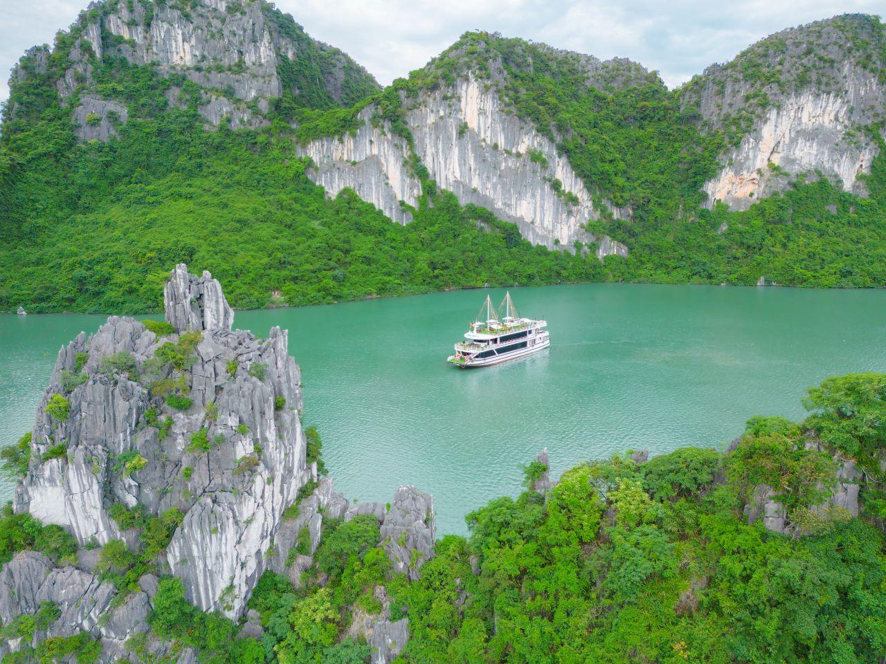 Ha Long Bay Day Trip from Hanoi: Luxury or Standard Cruise with Lunch