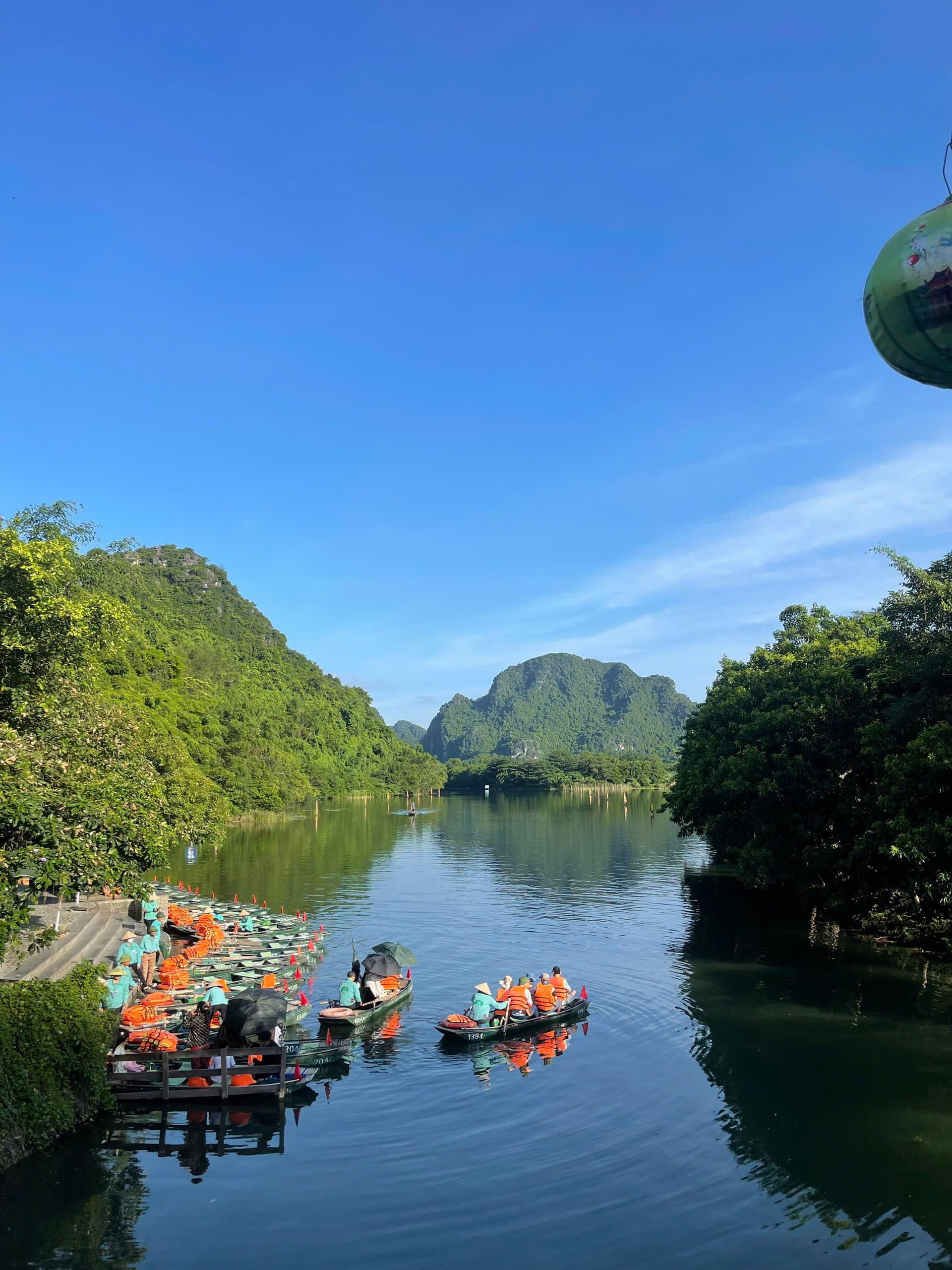 Tam Coc Jeep Adventure with Boat Ride & Mua Cave