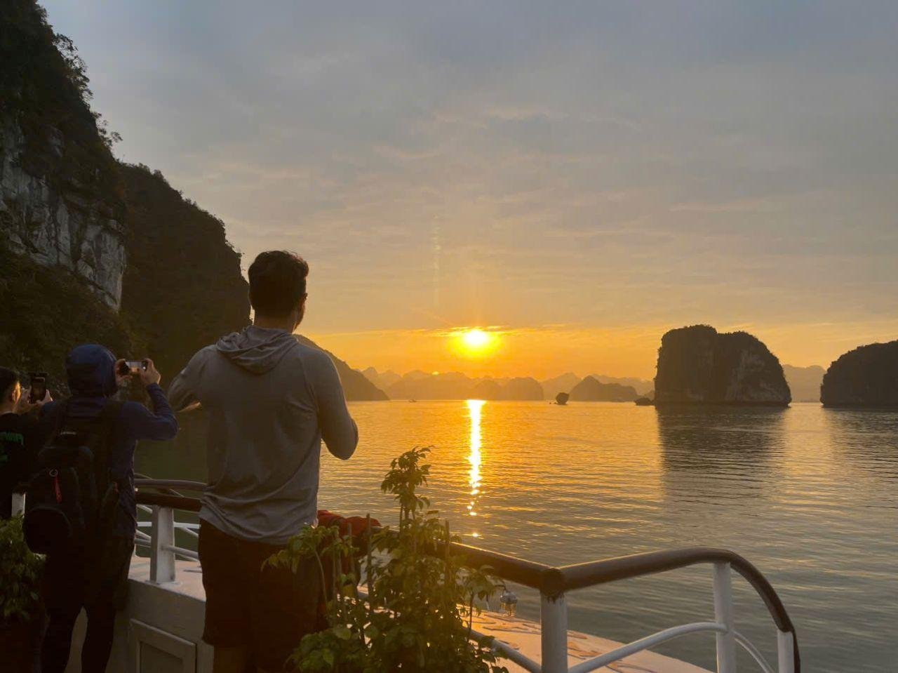 Ha Long Bay Day Trip from Hanoi: Luxury or Standard Cruise with Lunch
