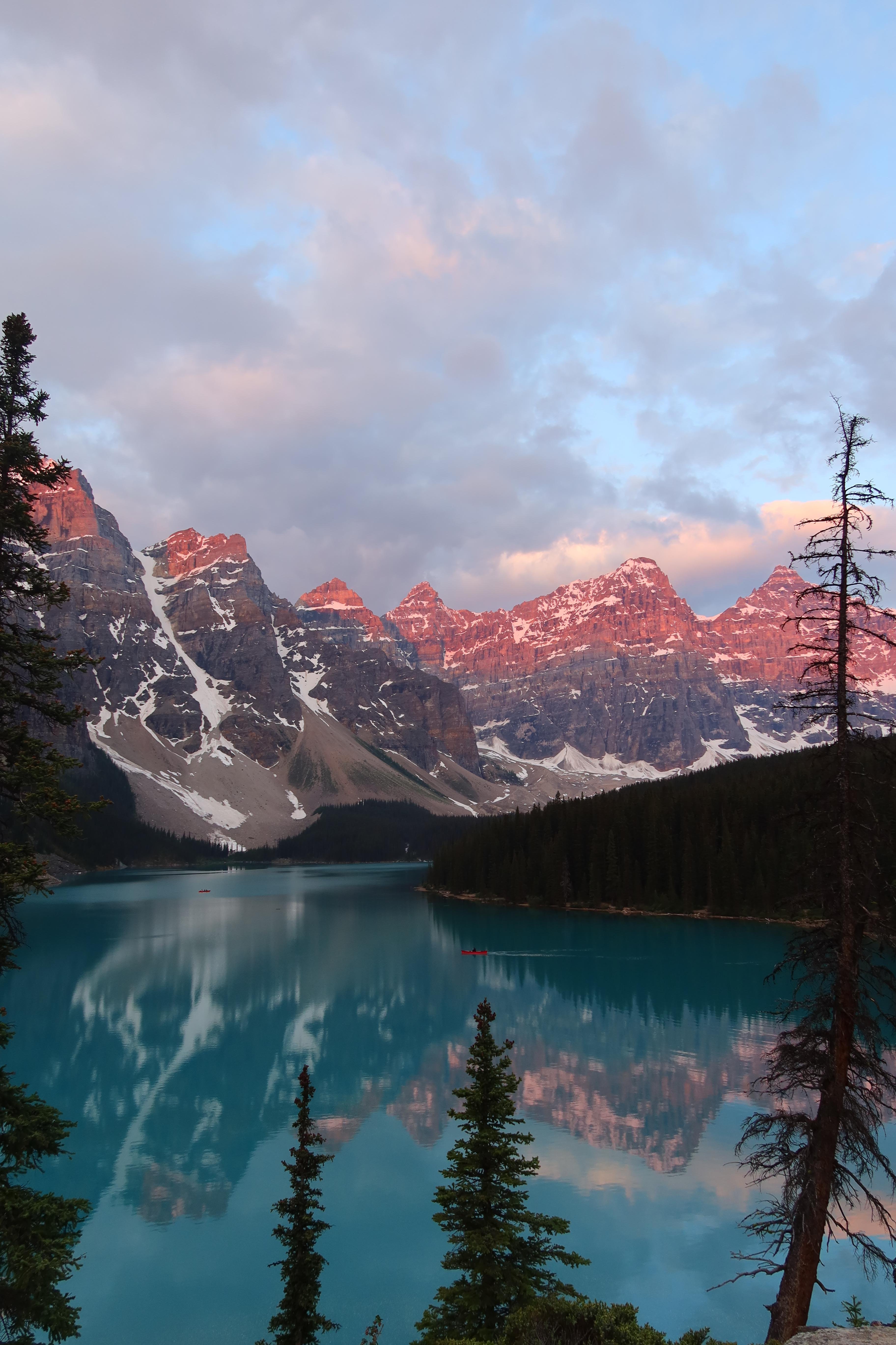 Moraine Lake & Lake Louise Sunrise Tour with Breakfast