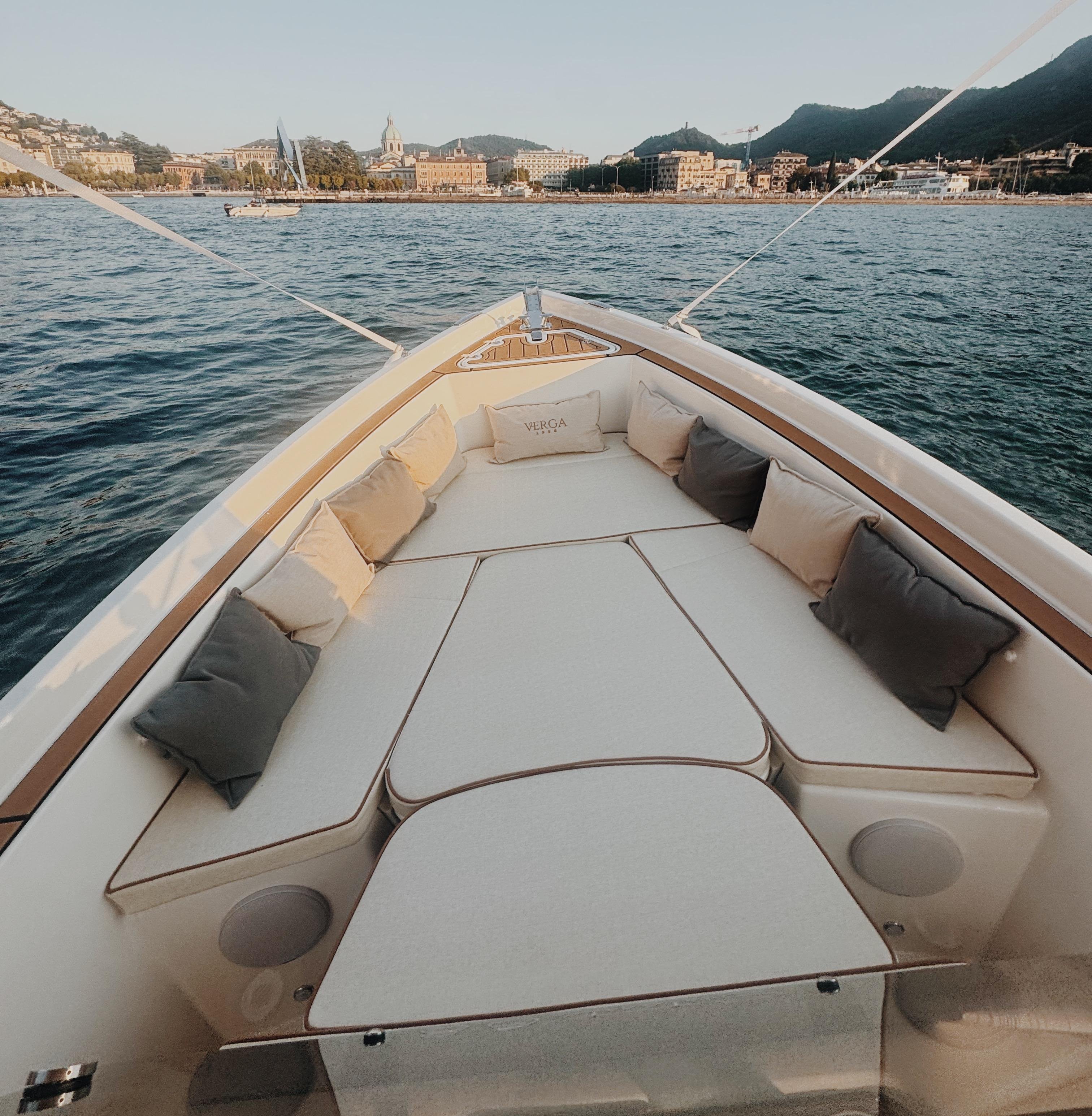 Lake Como: Private Boat Tour with Prosecco
