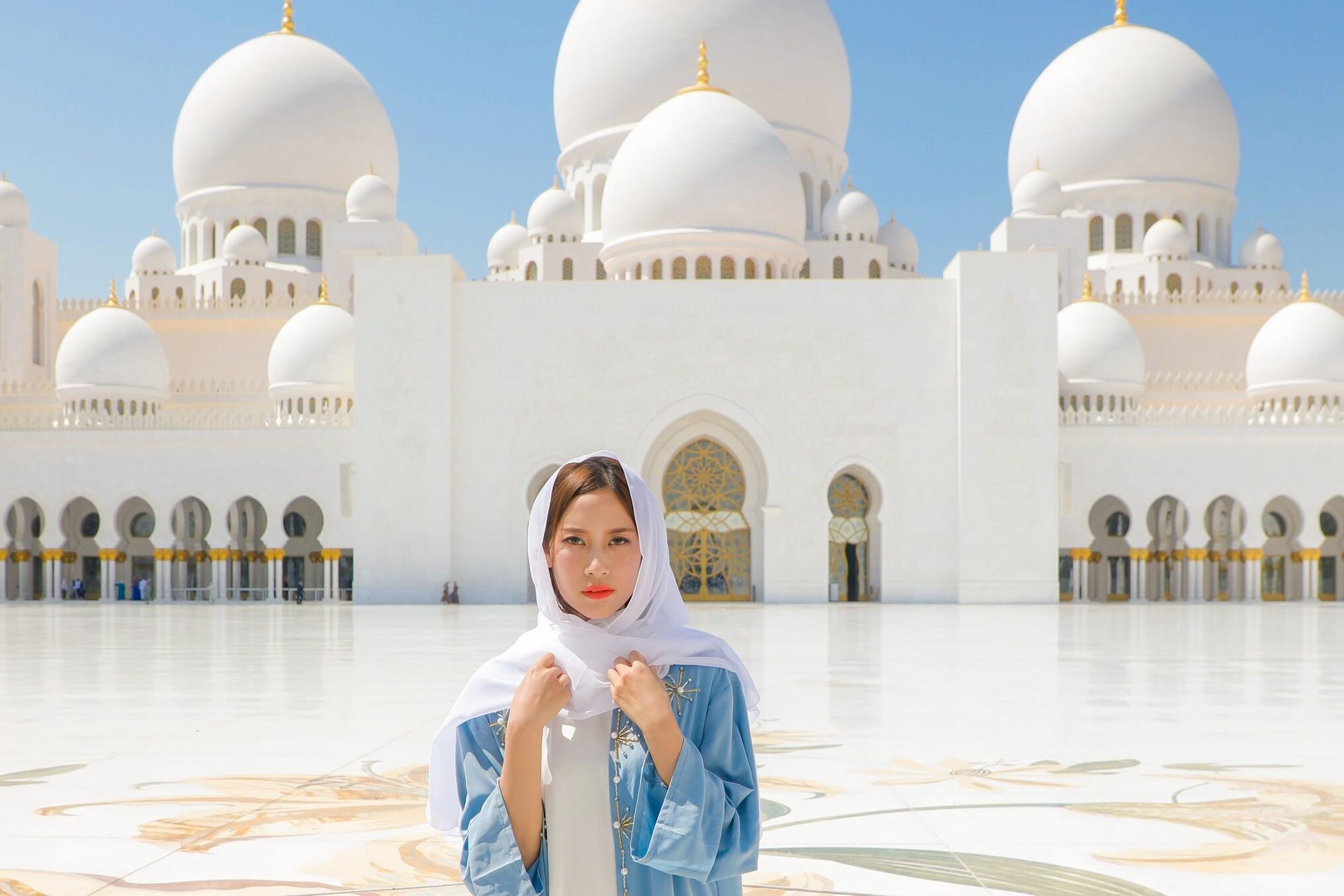 Dubai to Abu Dhabi Private Day Tour: Grand Mosque, Royal Palace & City Icons