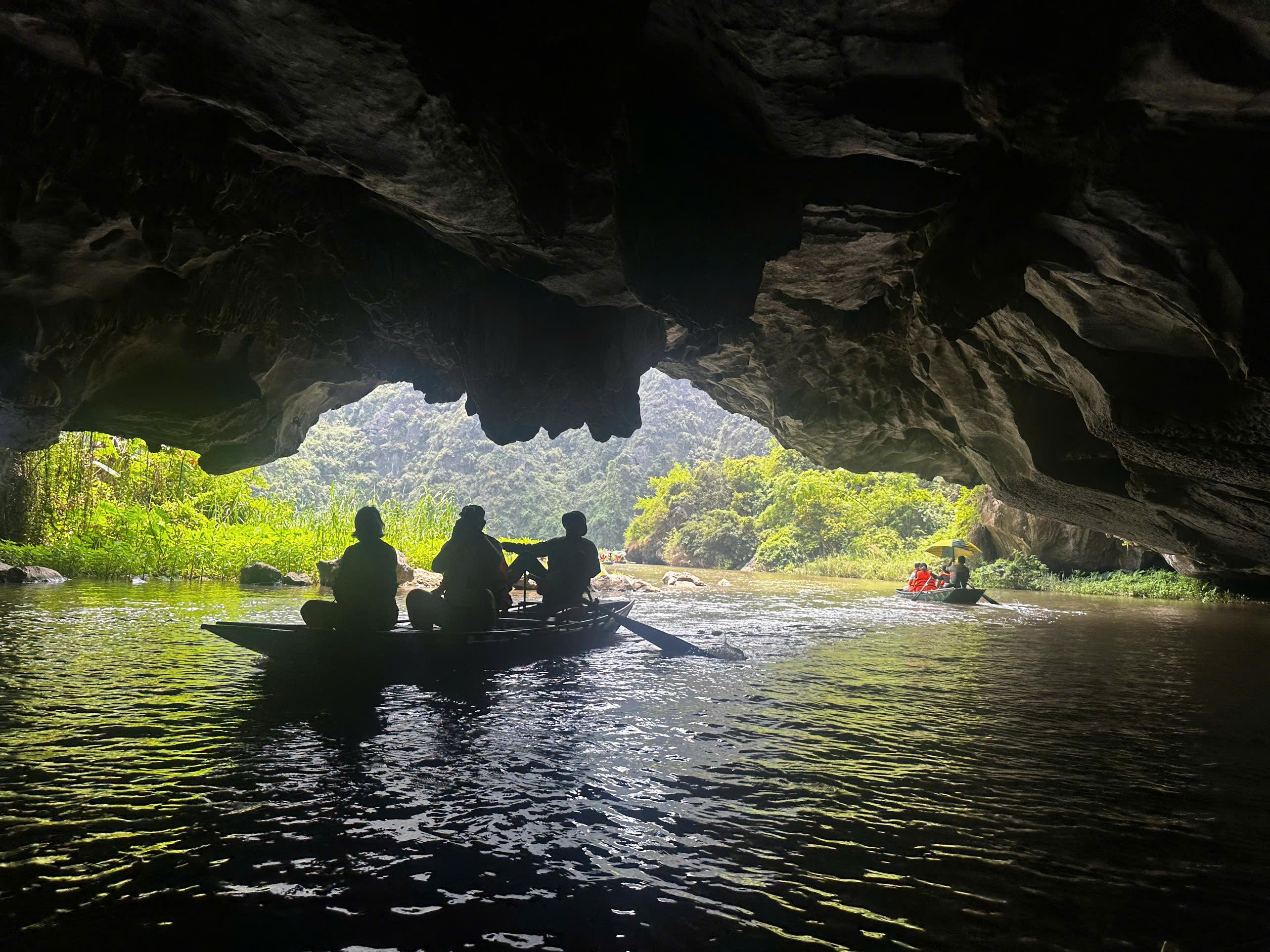 Ninh Binh Private Full-Day Tour: Bai Dinh Pagoda & Trang An Boat Journey