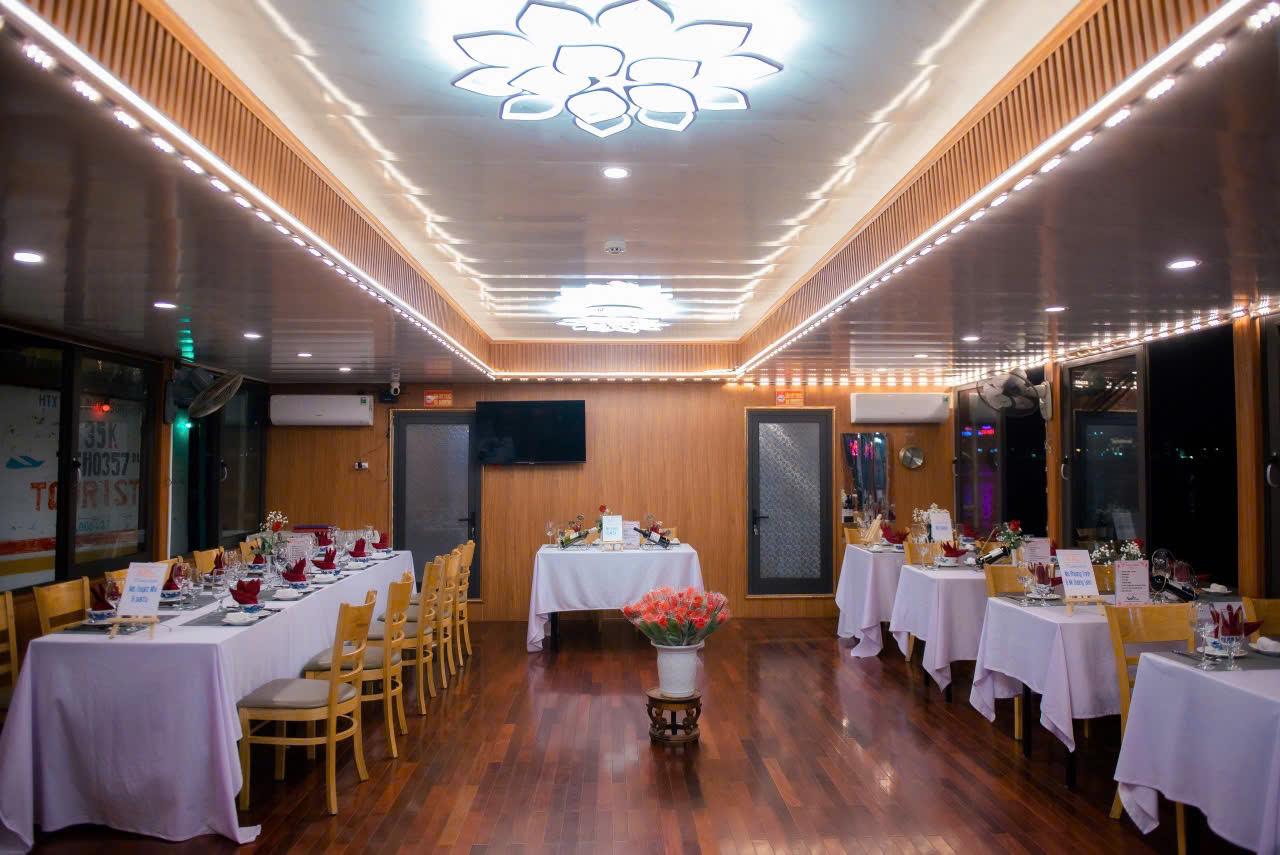 Perfume River Dinner Cruise with Hue Folk Music & Dining