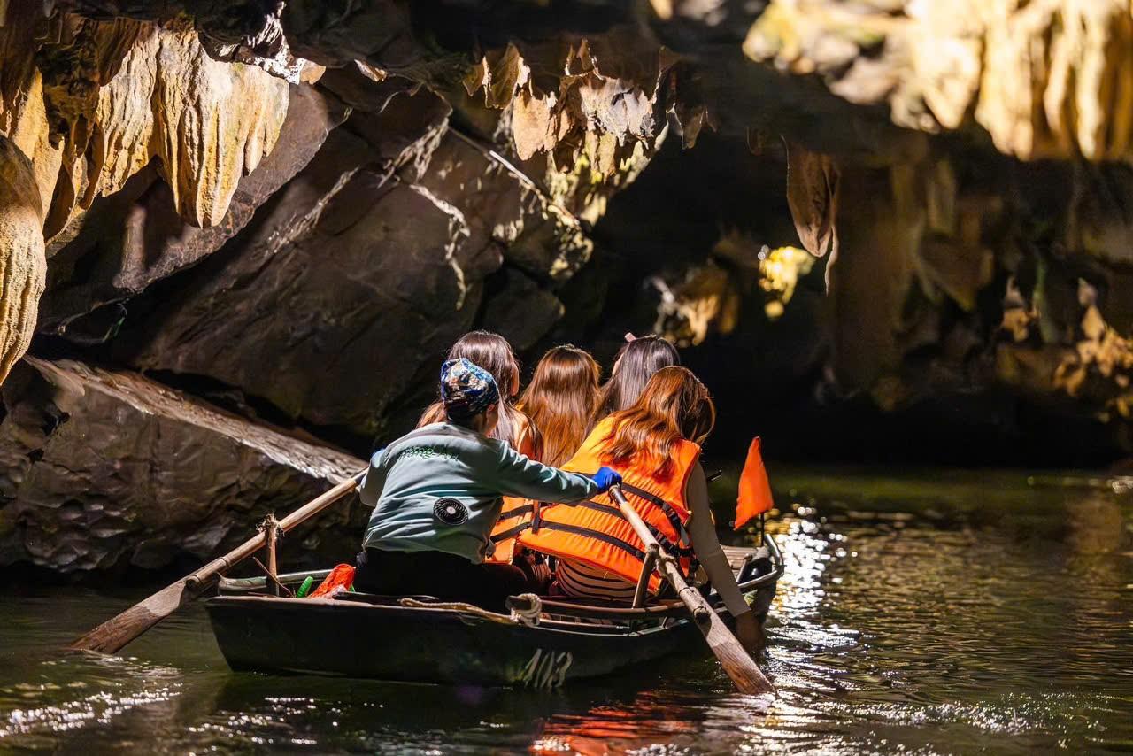 Hanoi to Ninh Binh: Hoa Lu, Trang An & Mua Cave Day Tour