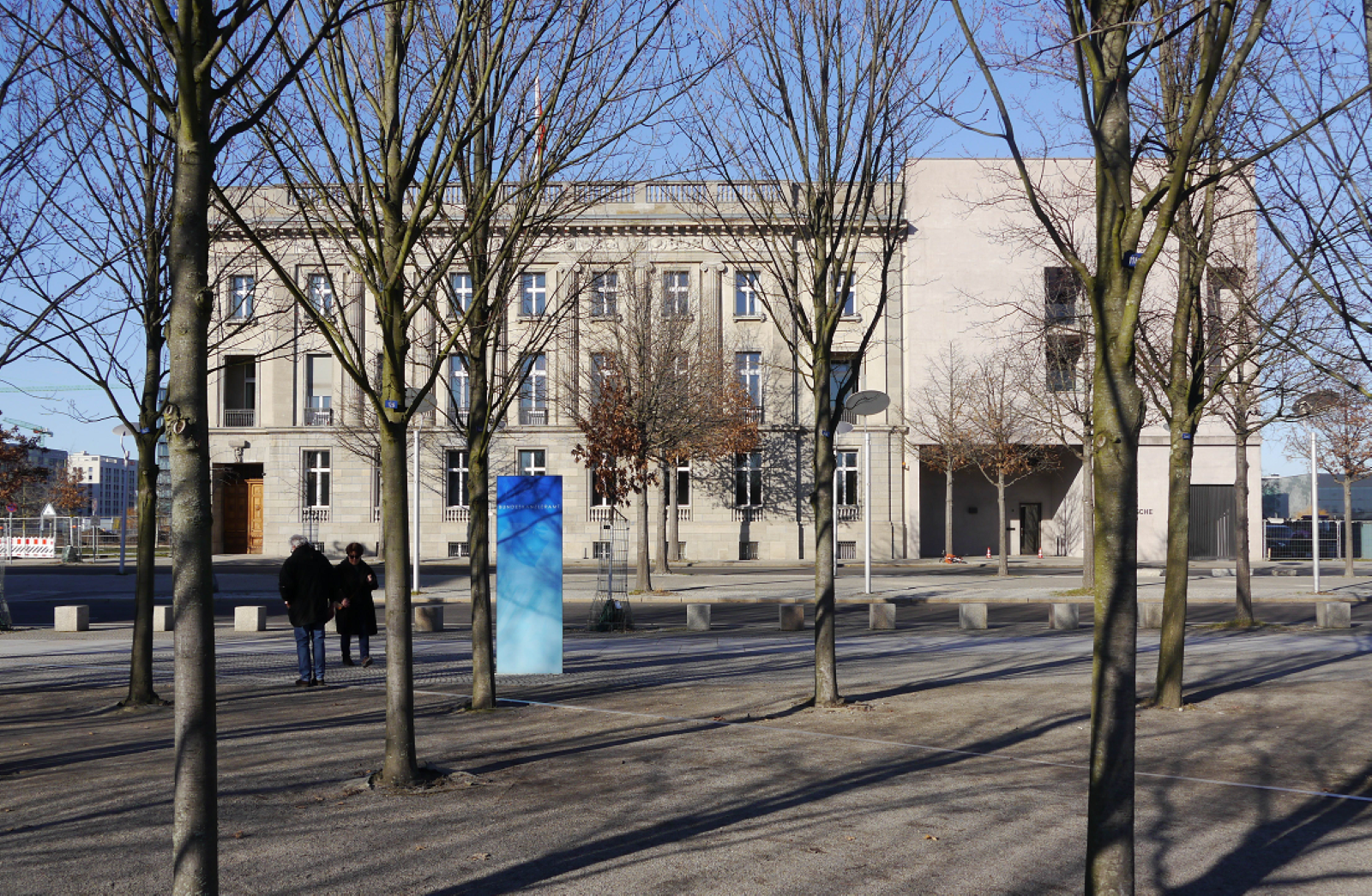Guided tour of the Government Quarter with a visit to the Reichstag Plenary Chamber and Cuppola