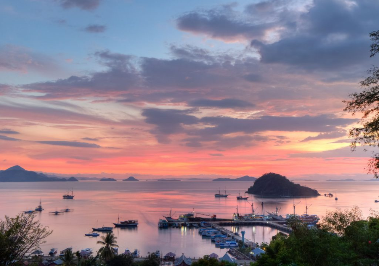 Komodo 4-Day Private Tour: Boat Stay, Padar Island & Pink Beach