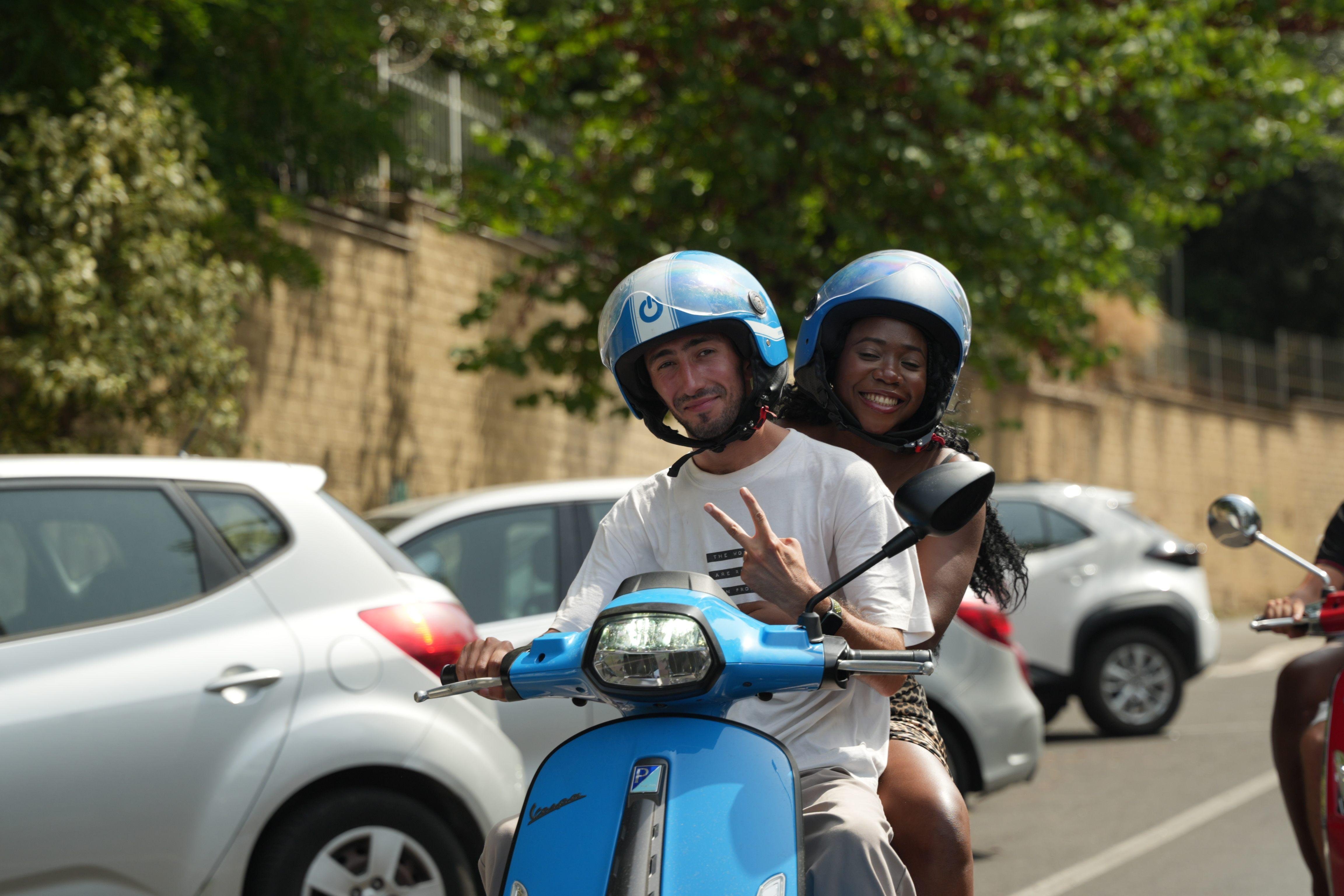Rome vespa photo tour photoshoot passenger city backdrops — image 35