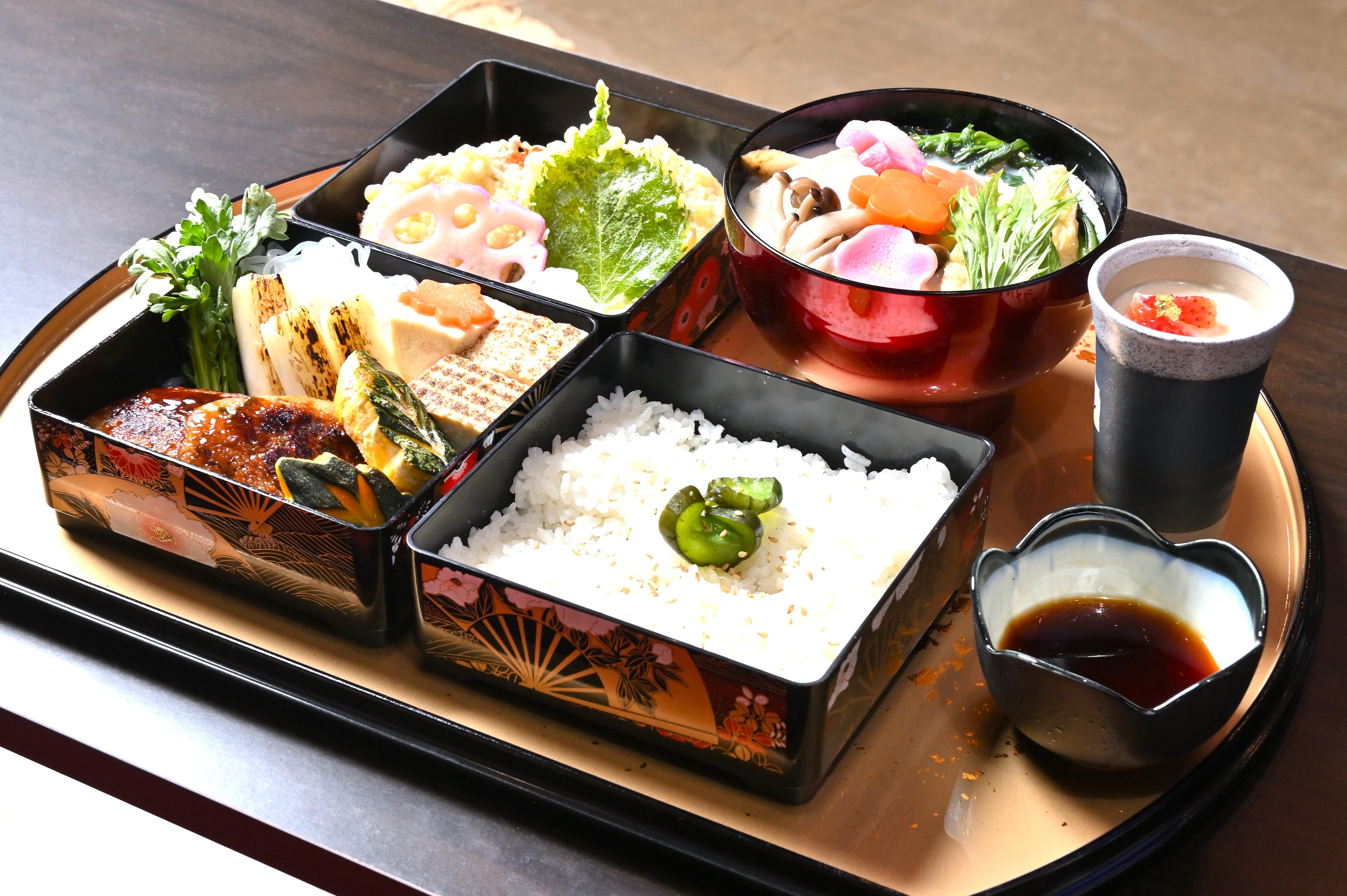 Luxury Sumo Show Experience with Wagyu Dinner in Tokyo