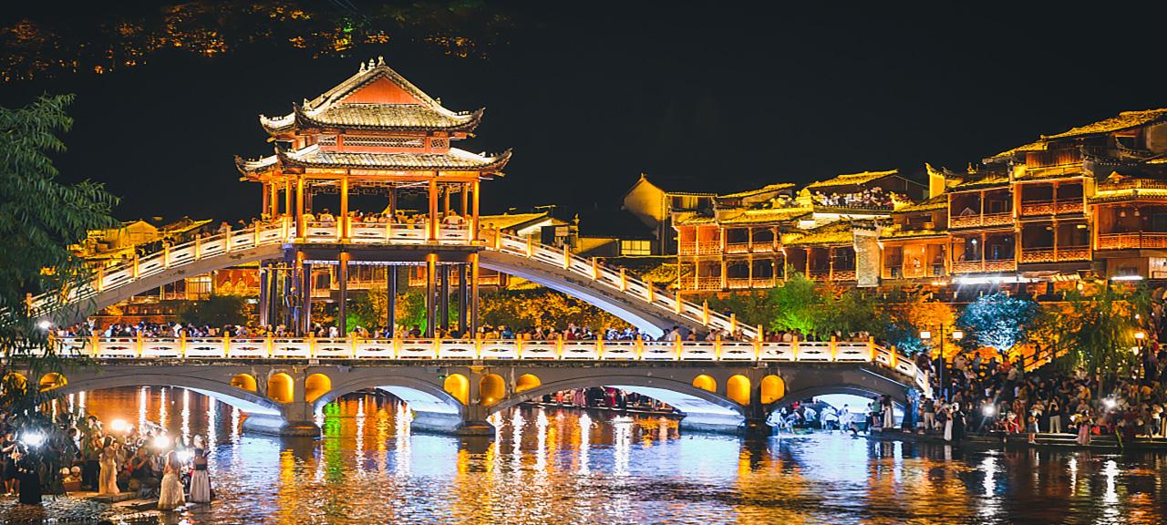 Zhangjiajie to Fenghuang & Furong Waterfall Town: Private Day Tour