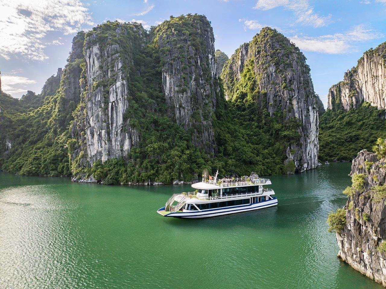 Ha Long Bay Day Trip from Hanoi: Luxury or Standard Cruise with Lunch