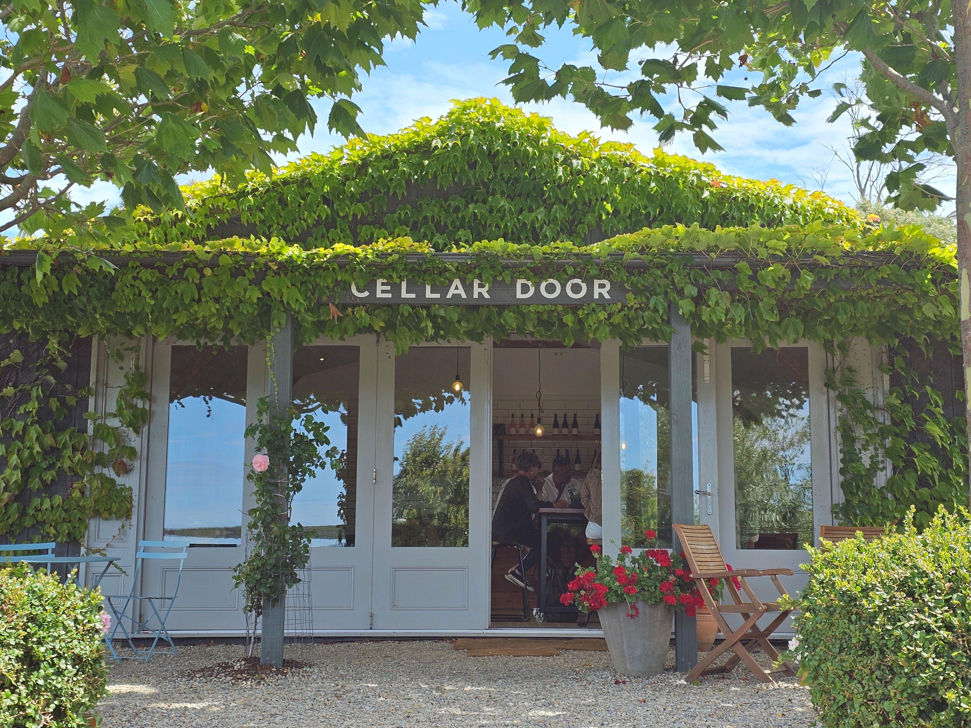 East Tamar Valley Private Wine Tour with Lunch from Launceston