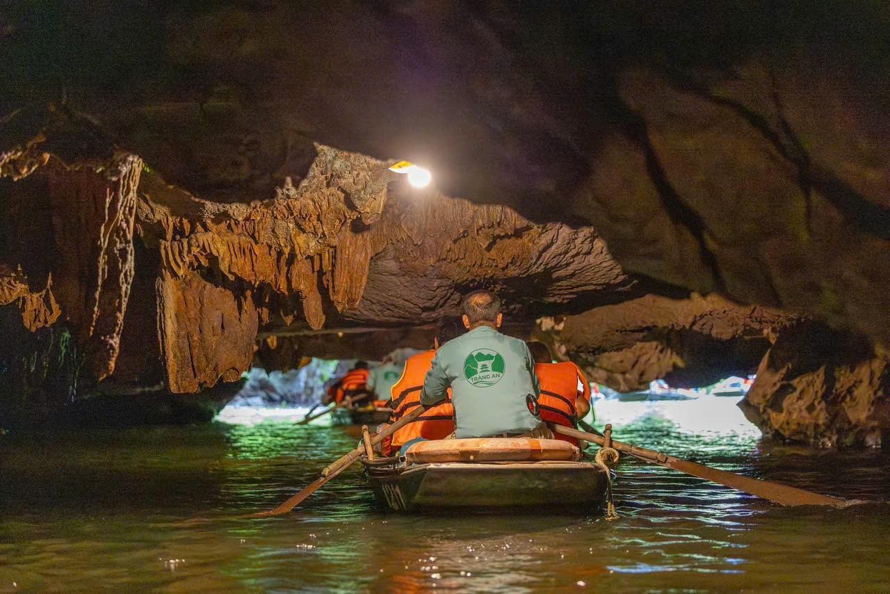 Hanoi to Ninh Binh: Hoa Lu, Trang An & Mua Cave Day Tour