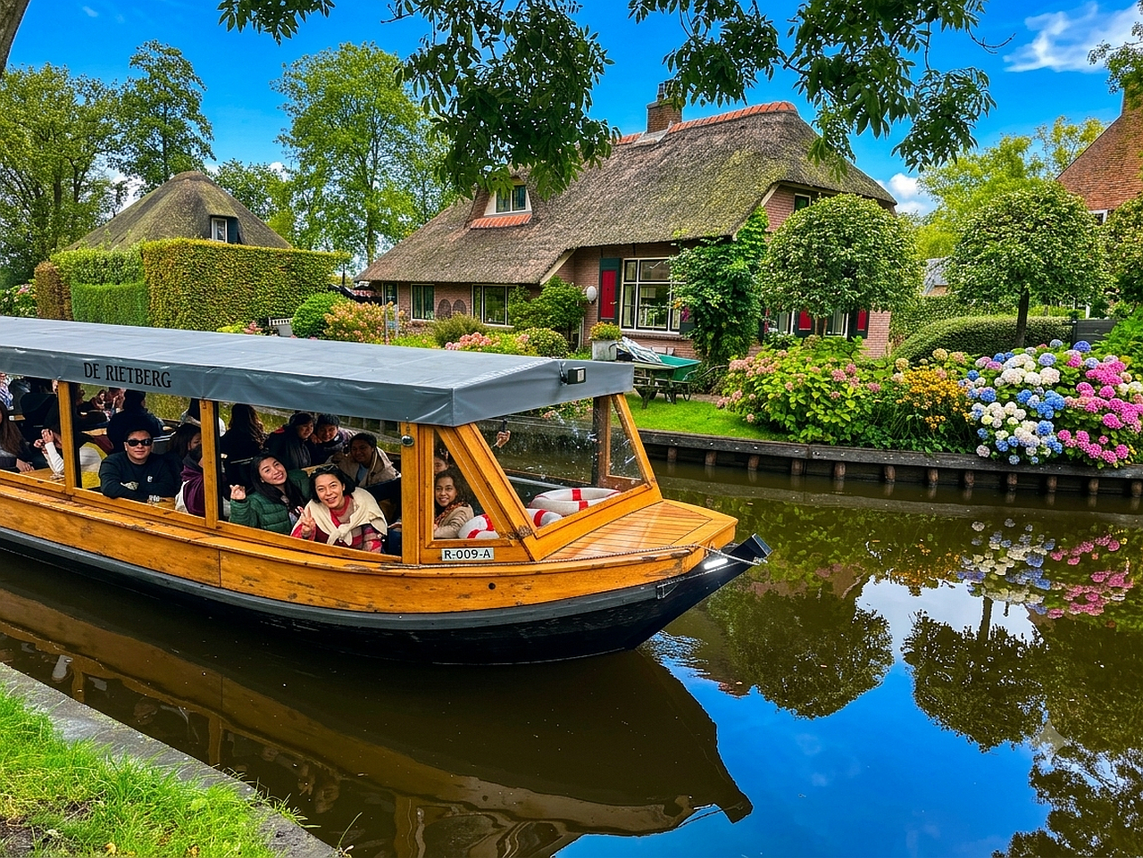 Giethoorn Day Trip with Canal Cruise from Amsterdam