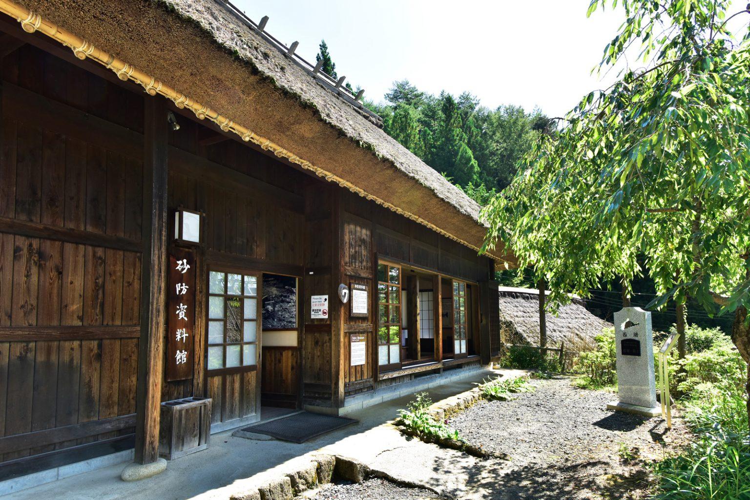 Mt. Fuji Day Tour: Lake Kawaguchi, Oshino Hakkai & Chureito Pagoda from Tokyo