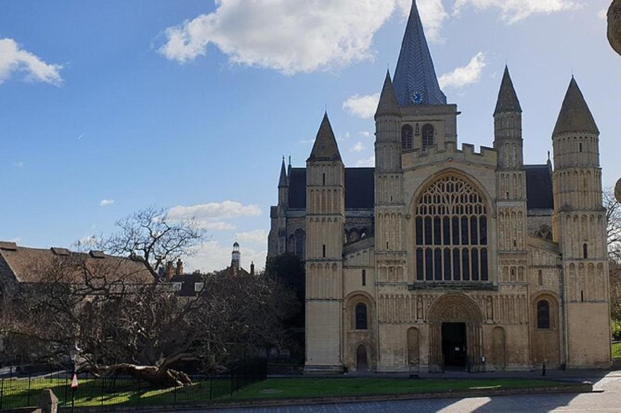 Private Full-Day Kent Heritage Tour: Leeds Castle, Canterbury & Dover