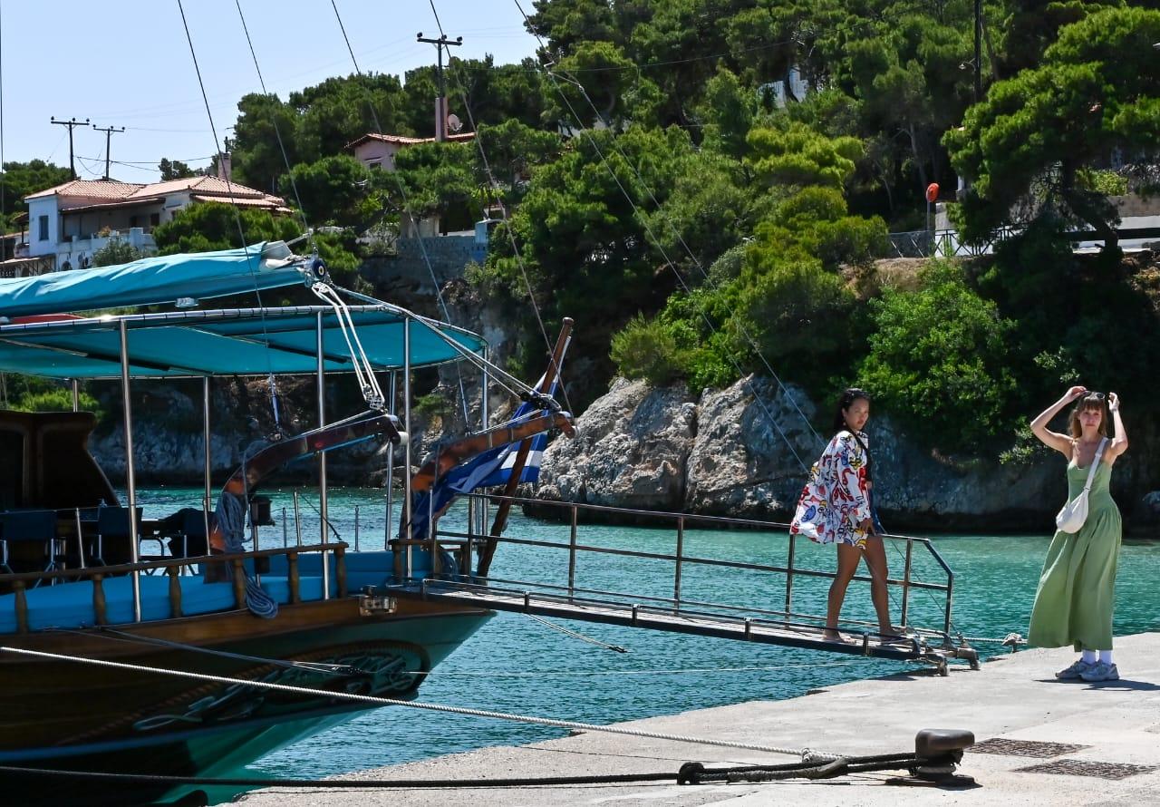 Athens Island-Hopping Cruise: Agistri, Metopi & Aegina with Lunch & Drinks