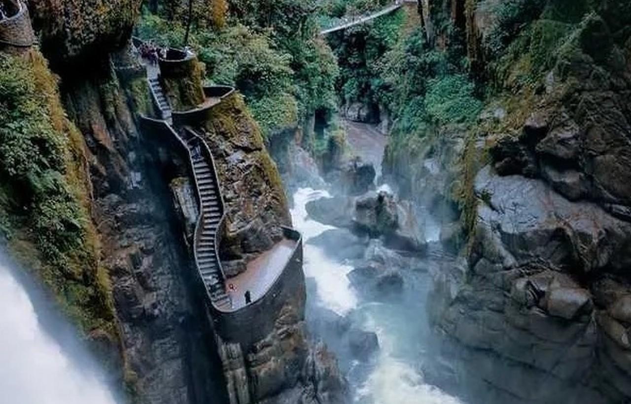 Baños 8-Waterfall Route: Guided Day Tour with Lunch