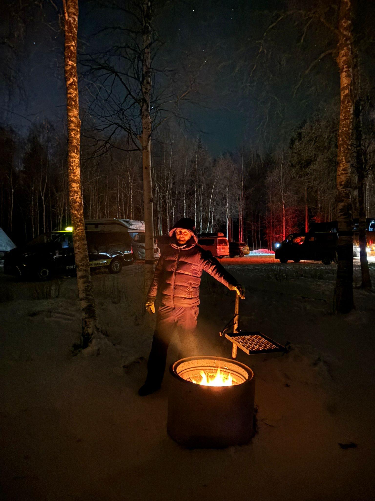 Rovaniemi Northern Lights Hunt with Lakeside BBQ