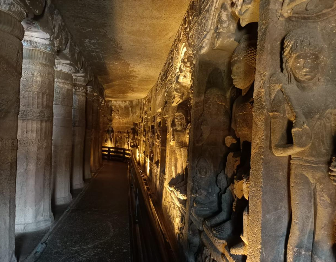 Aurangabad: Ajanta or Ellora Caves & Bibi Ka Maqbara Private Tour