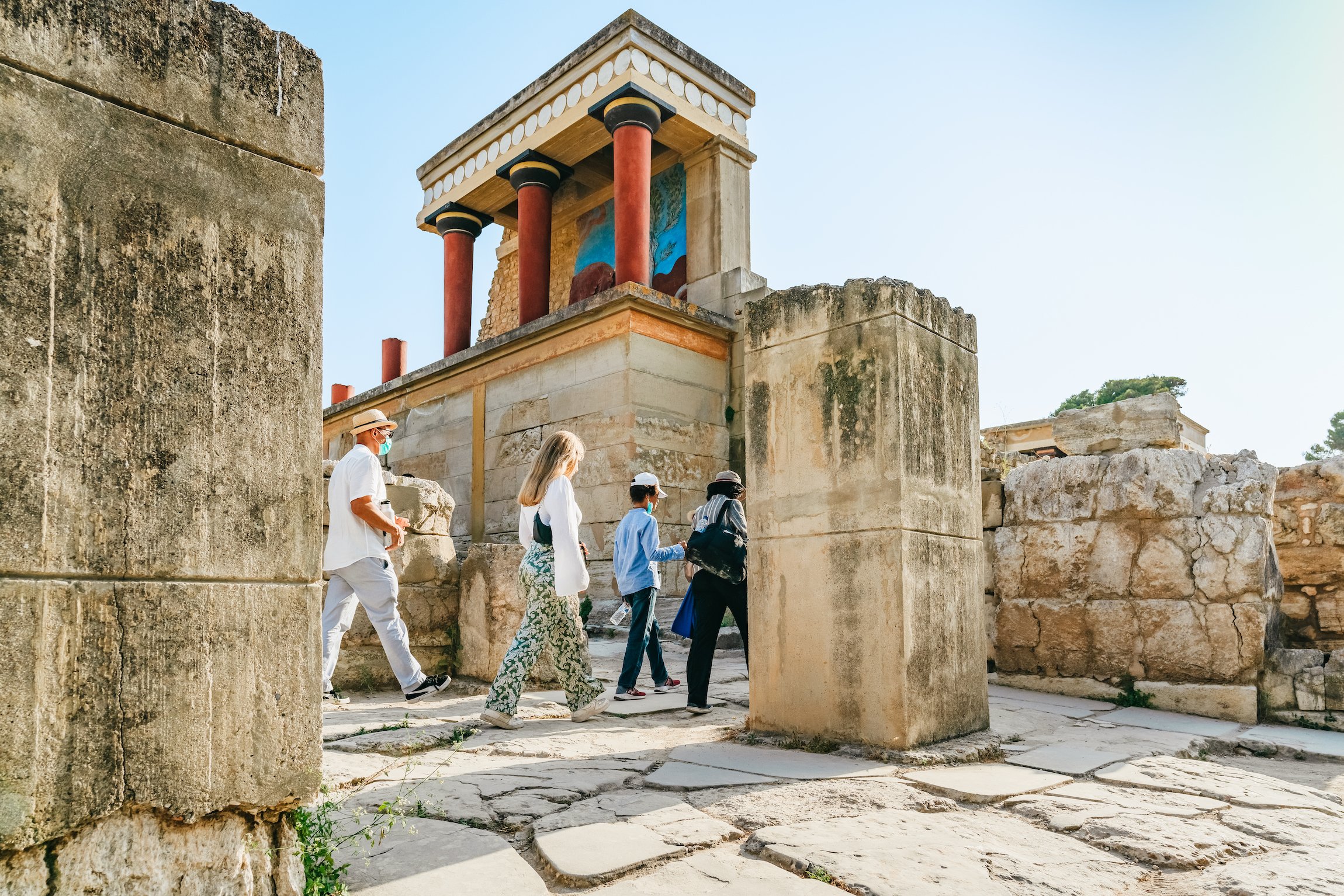 Knossos Palace guided tour Crete — Minoan throne room, grand staircase, bull-leaping frescoes, central court — image 14