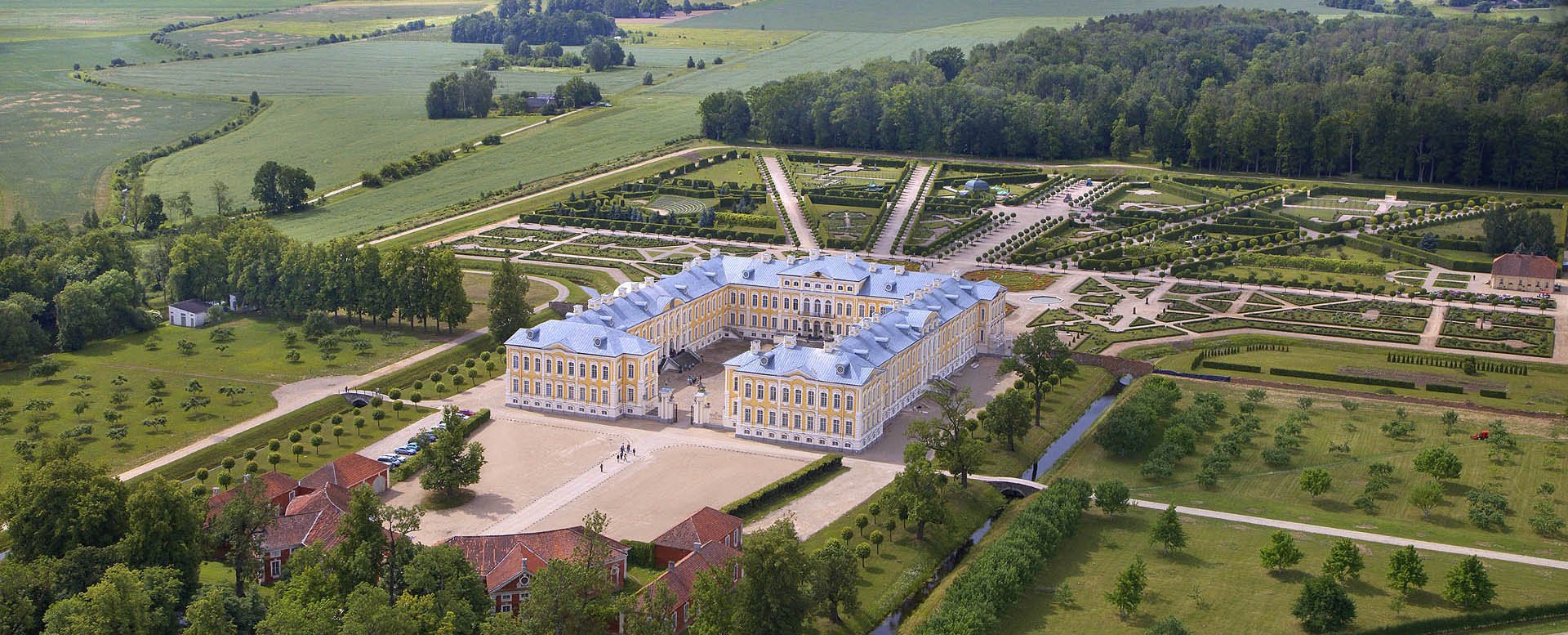 Rundāle Palace, Bauska Castle & Hill of Crosses Day Trip