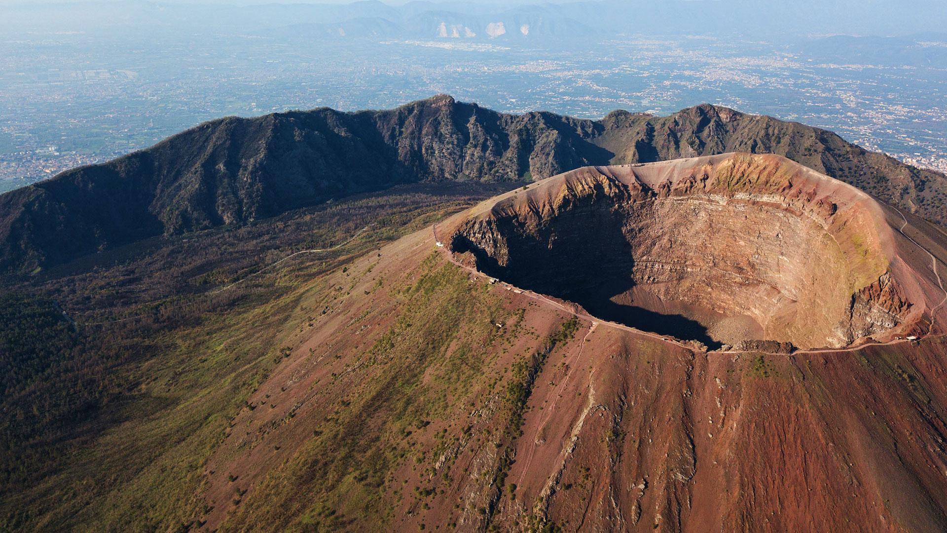 Naples: Pompeii, Mount Vesuvius & Wine Tasting Deluxe Tour