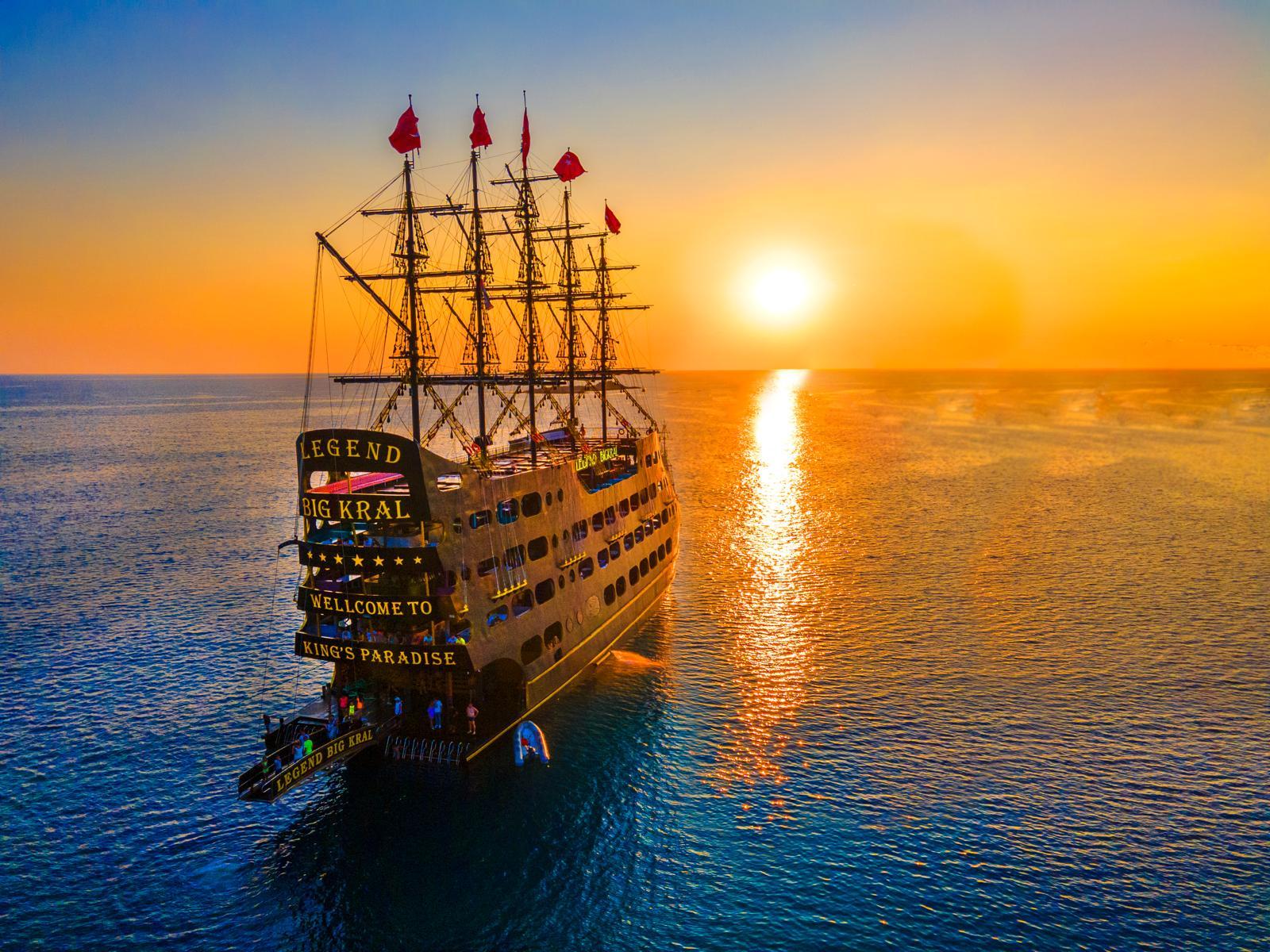 Alanya Sunset Yacht Cruise with Dinner & Unlimited Drinks