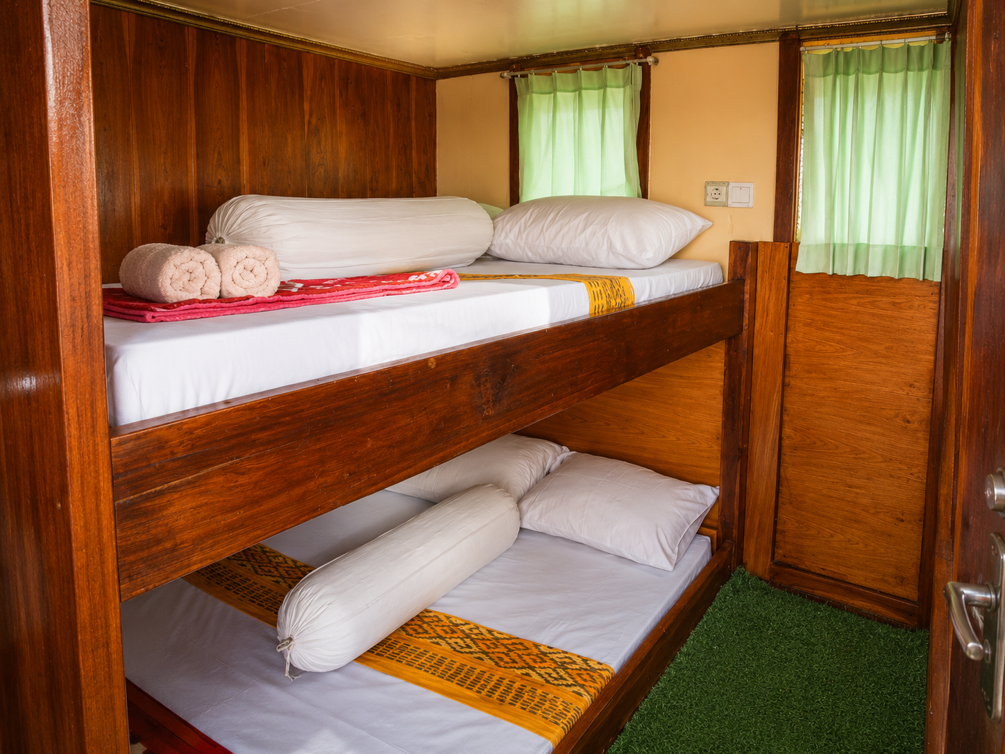 Komodo 4-Day Private Tour: Boat Stay, Padar Island & Pink Beach