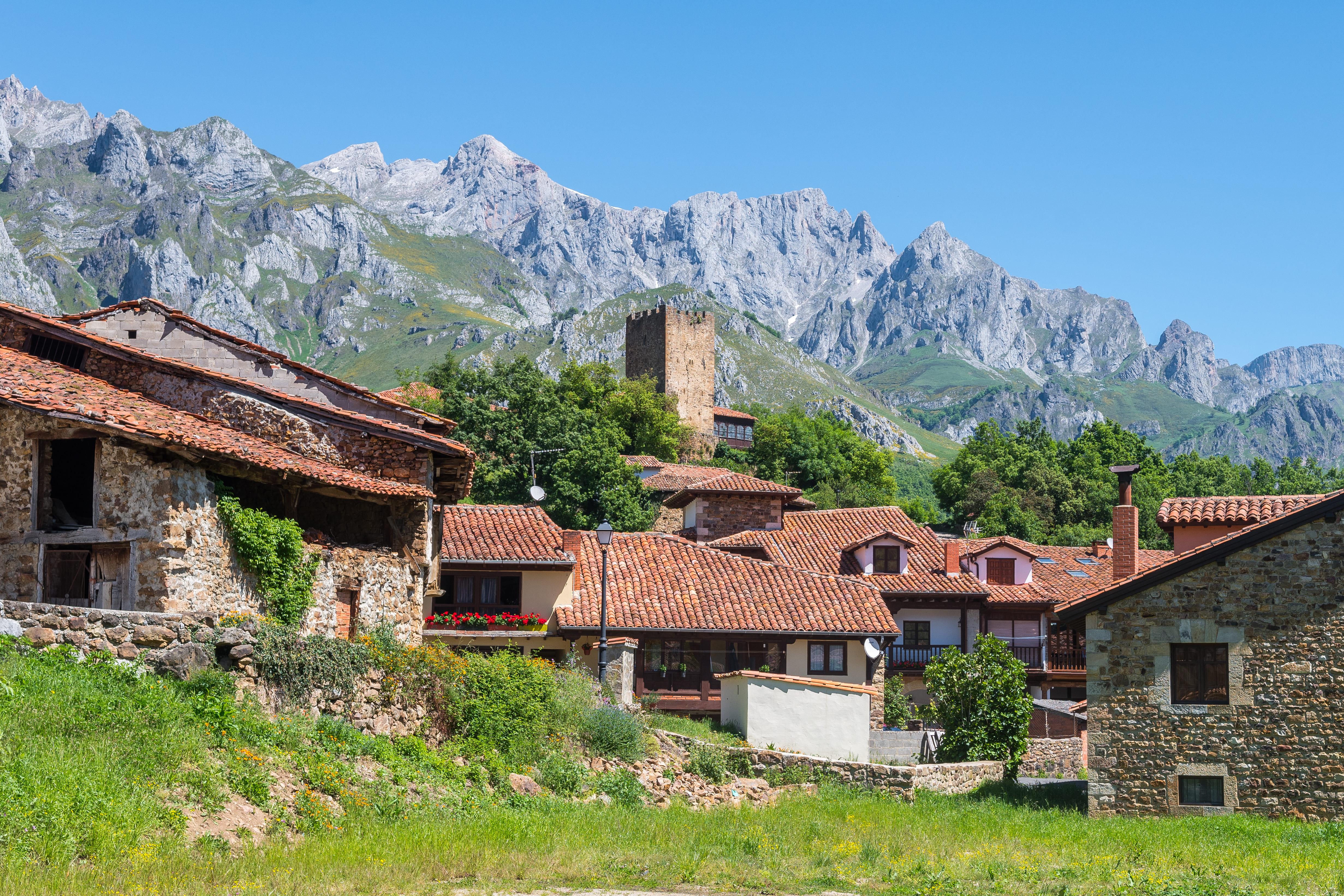 Cantabria Villages & Picos de Europa Full-Day Tour from Santander