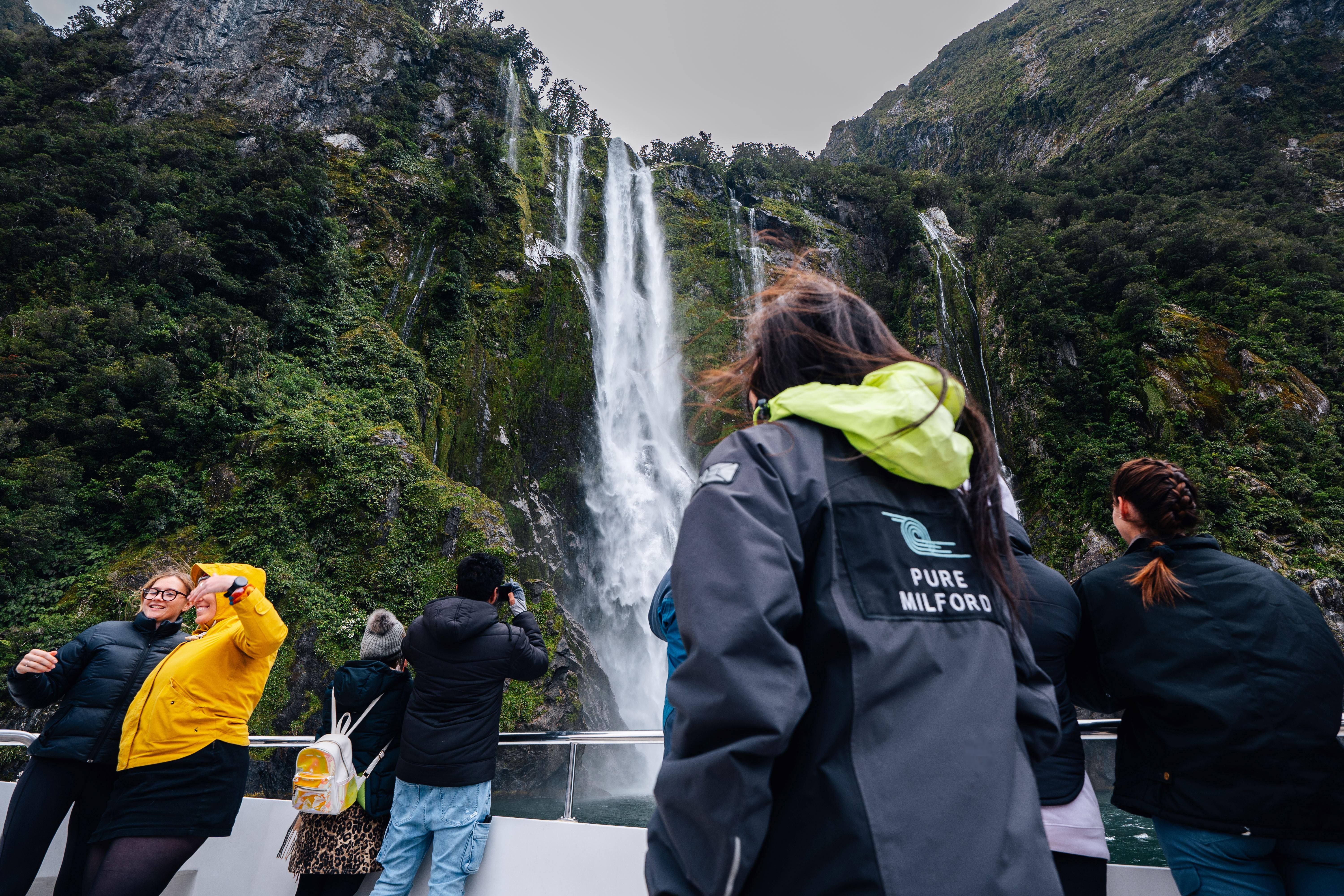 Queenstown to Milford Sound: Full-Day Coach & Cruise