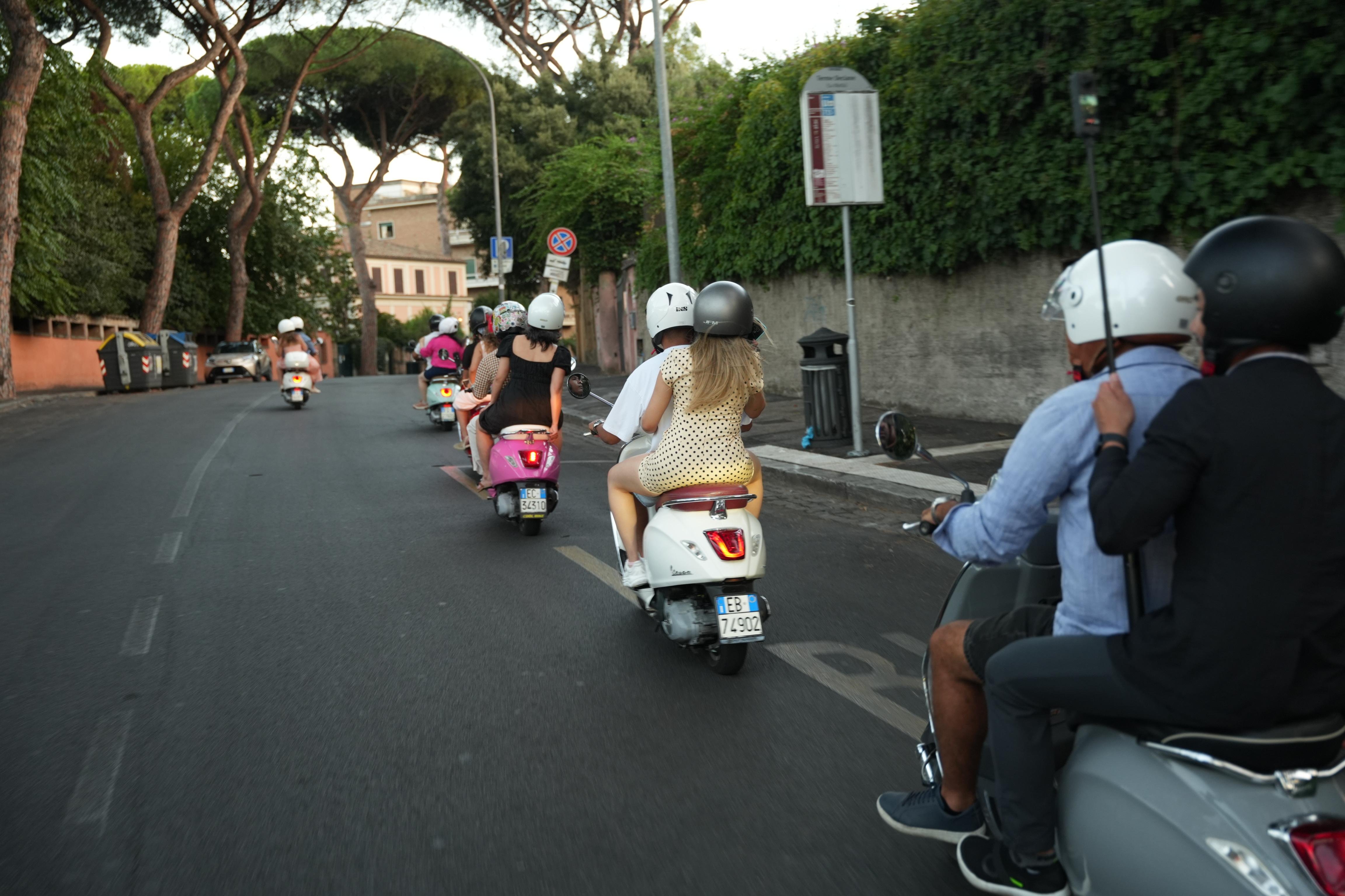 Rome vespa photo tour photoshoot passenger city backdrops — image 34