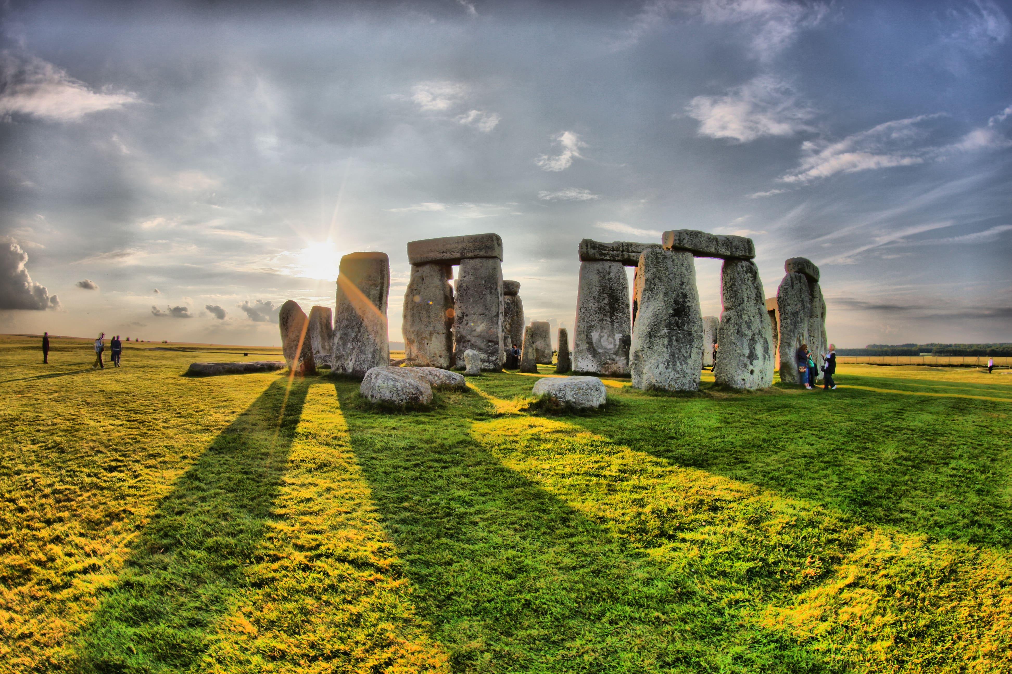Stonehenge, Avebury & The Cotswolds Small-Group Day Tour from Bath