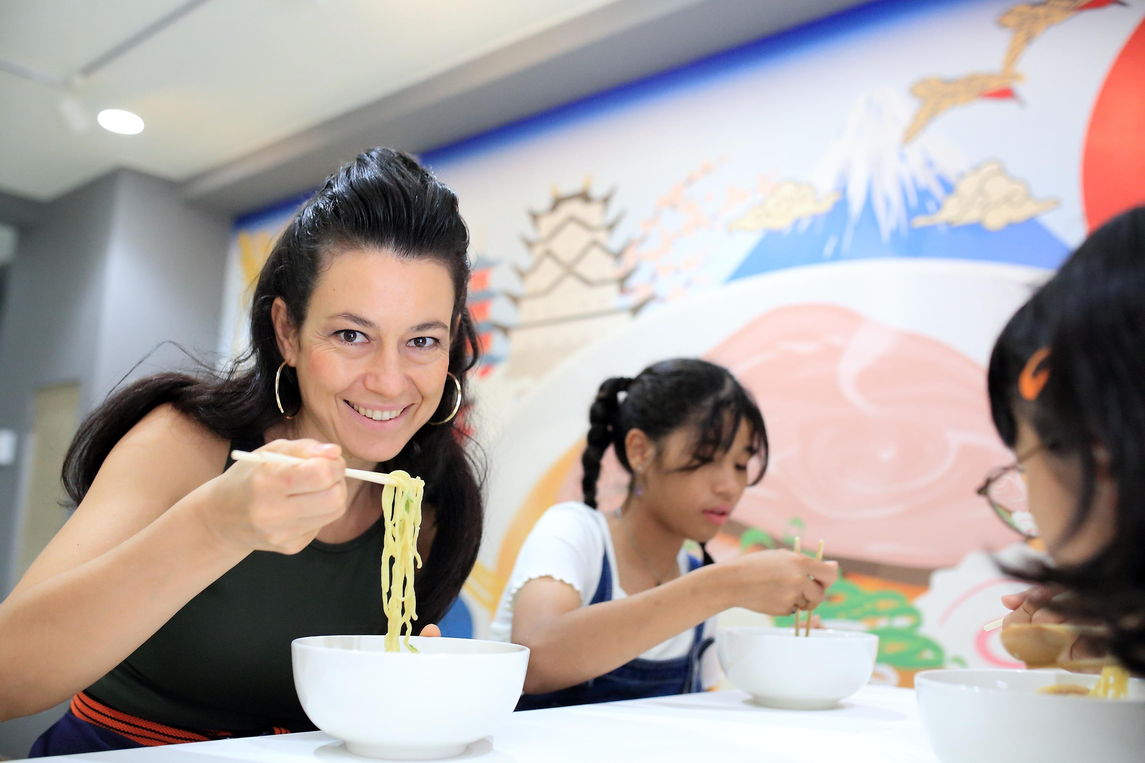 Osaka Castle Area Ramen-Making Experience with Souvenir