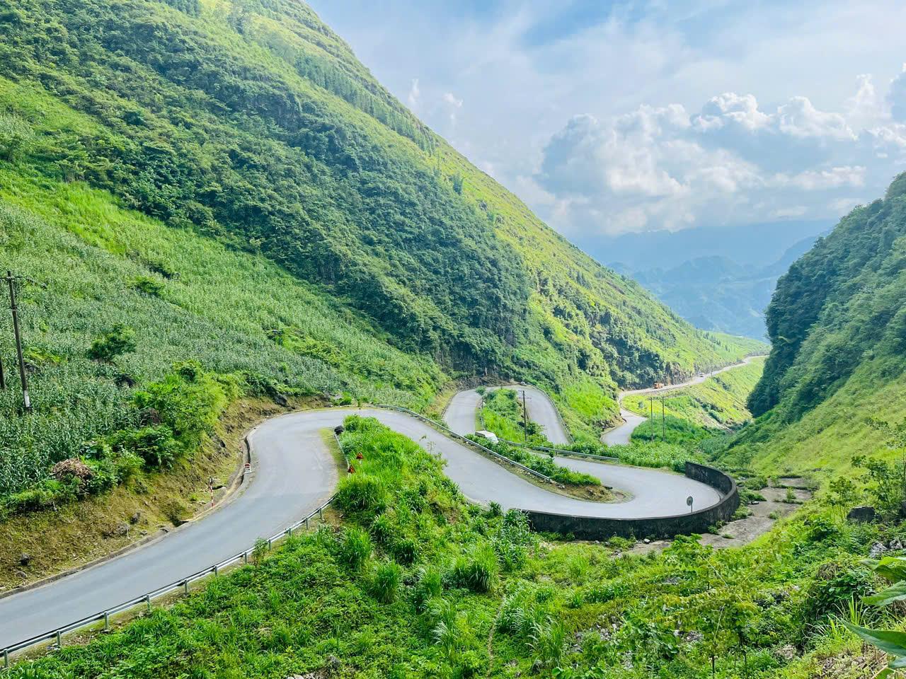 Ha Giang Loop: 4-Day Motorbike Adventure with Easy Rider