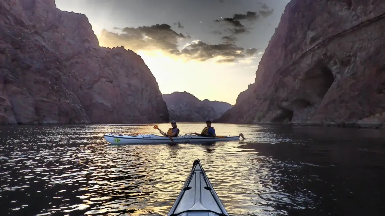 Las Vegas: Twilight and Moonlight Emerald Cave Kayak Tour