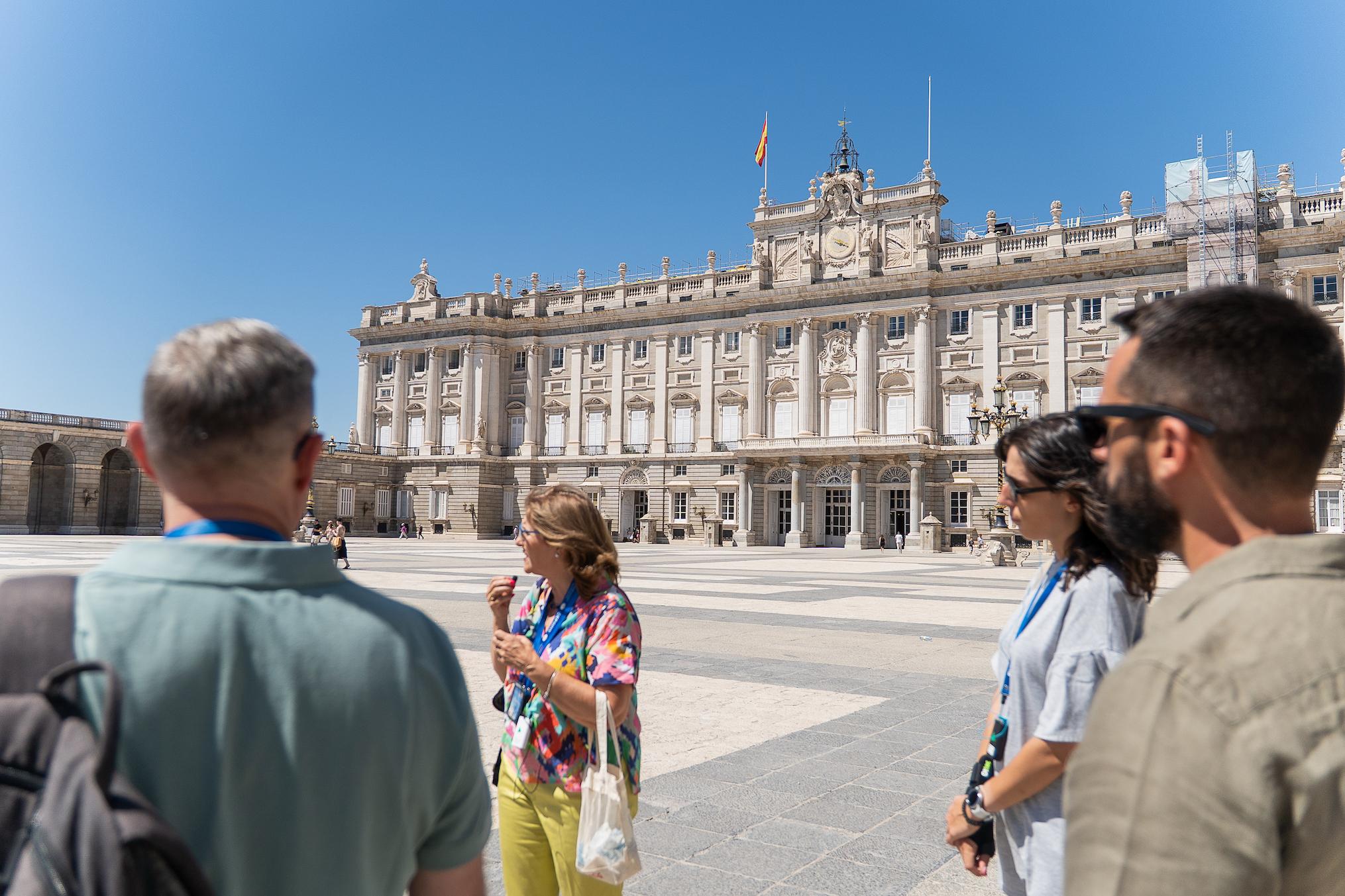Royal Palace Guided Tour with Wine Tasting